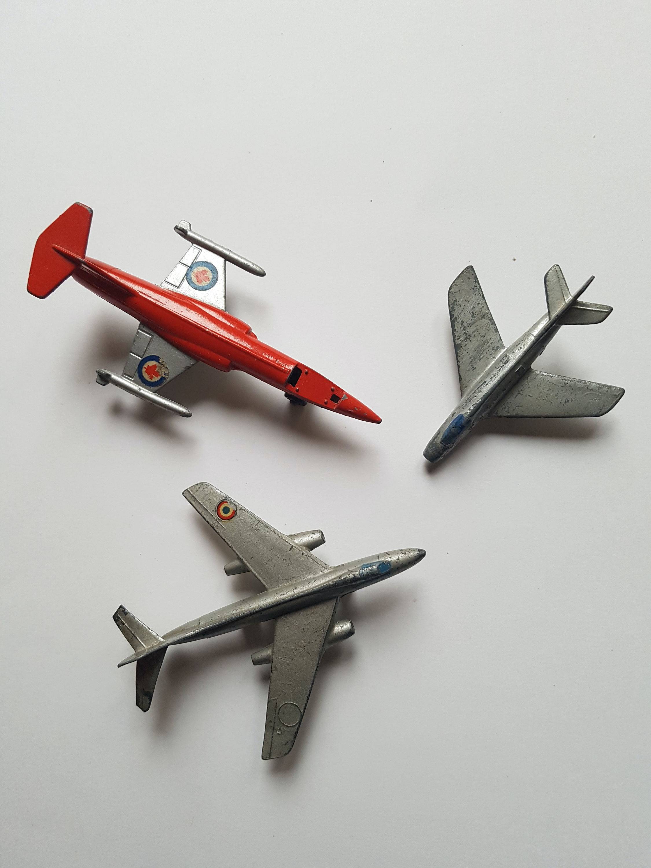 A pre-war French Dinky Toys No. 60 Avions part gift set, comprising Arc
