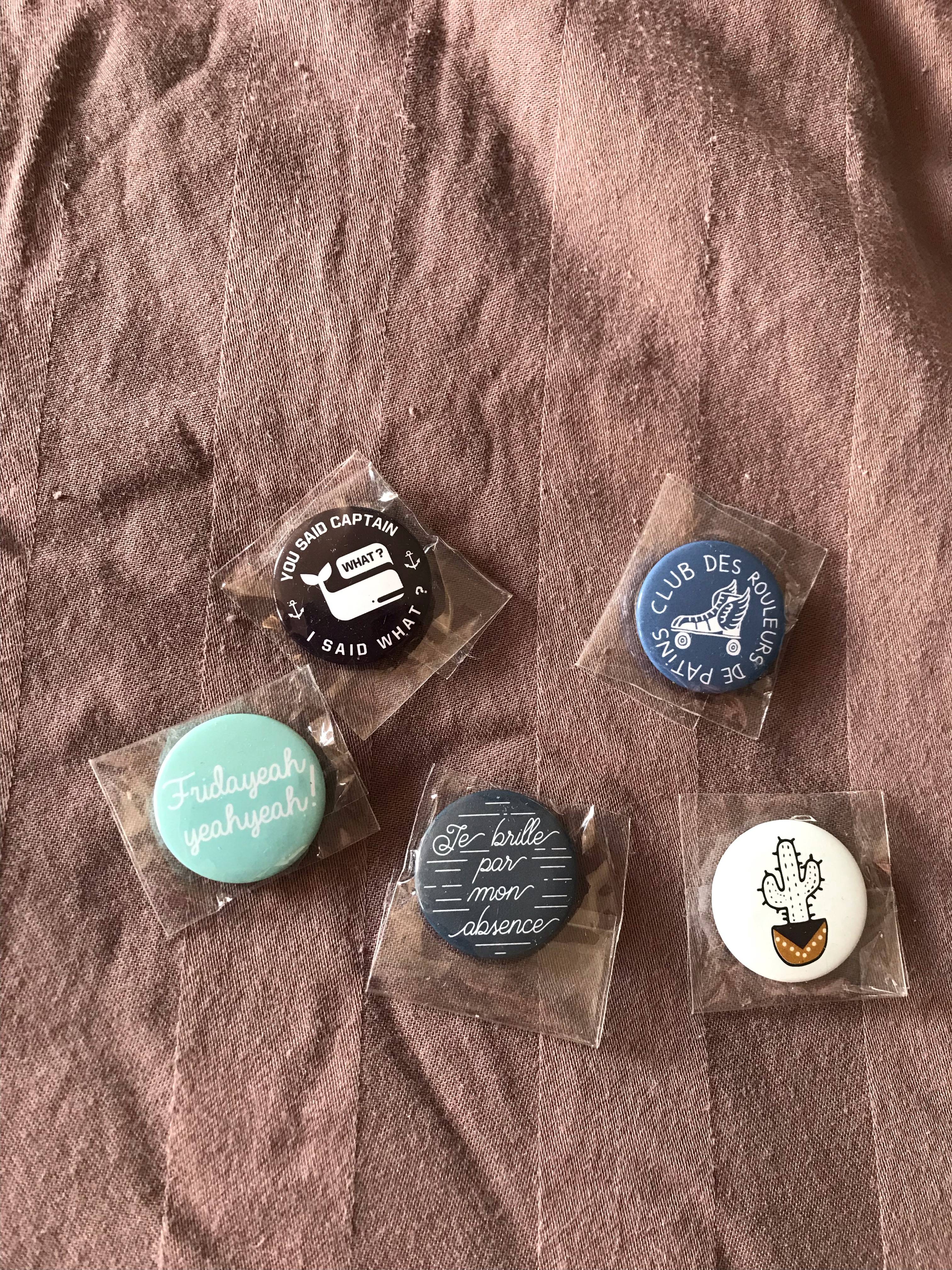 Lot de 5 badges neufs