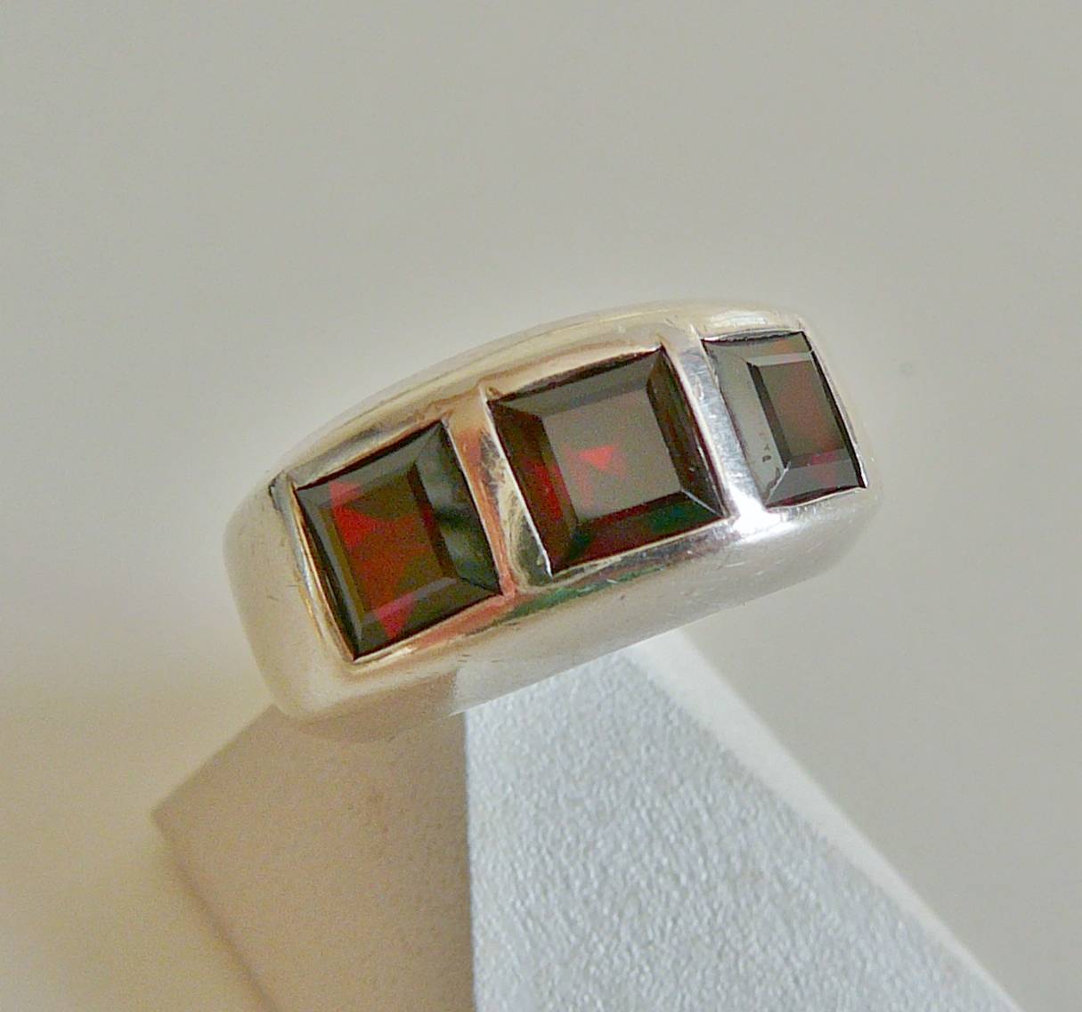 Bague jonc en argent massif grenats carrés 55