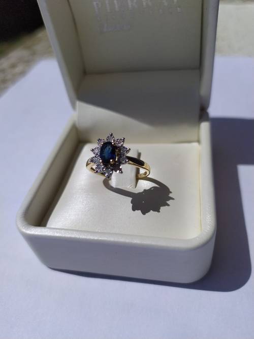 Bague Or 750 ornée de diamants et d’un saphir