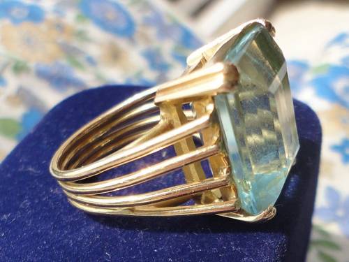 Bague en or jaune 750millième sertie d’une aigue-marine