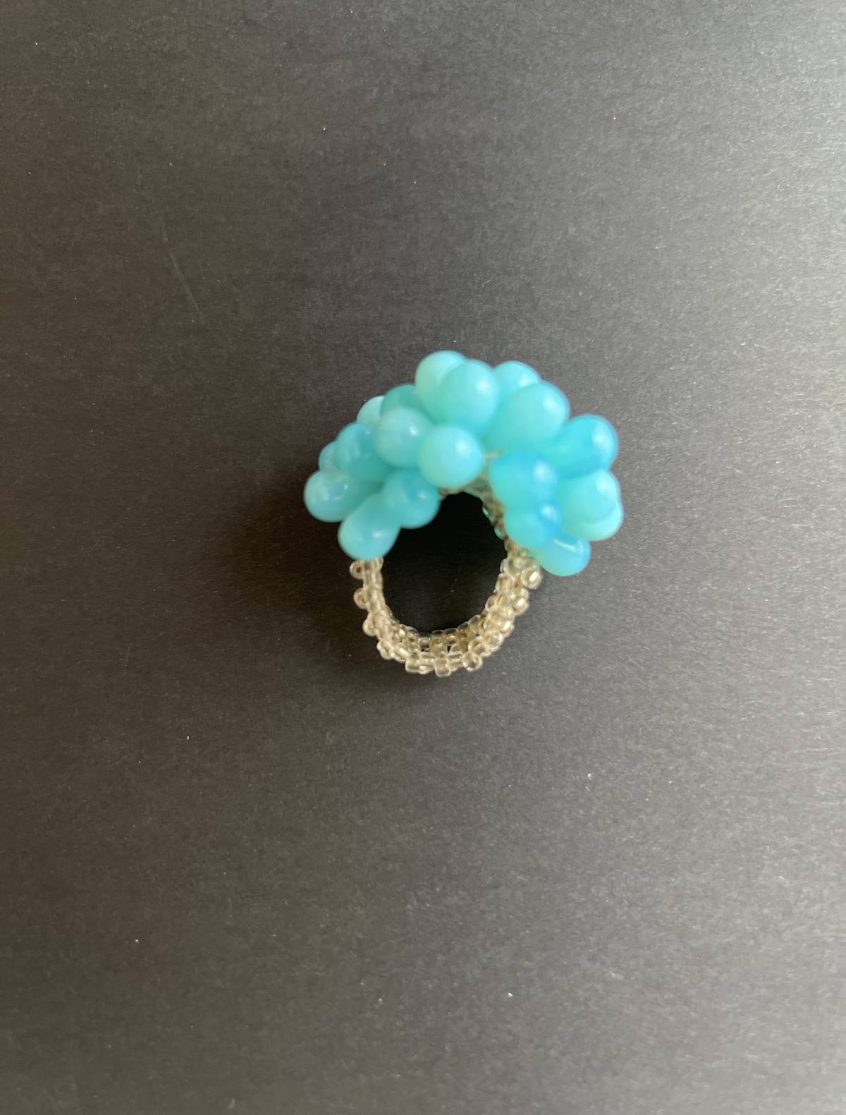 Bague vintage en perles bleues