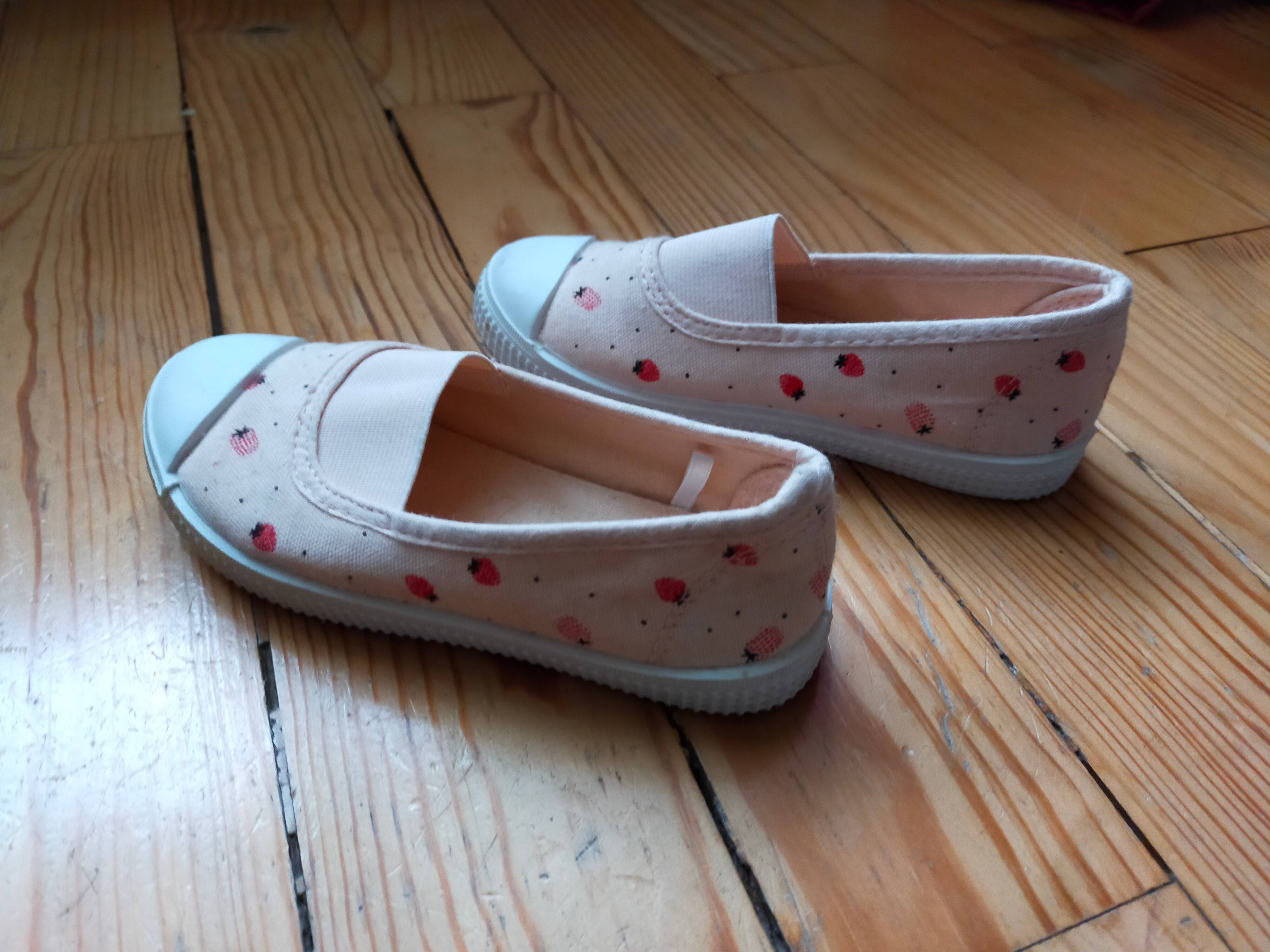 Ballerines / chaussons roses pâles à motifs fruits rouges pointure 26