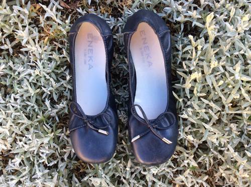 Ballerines marines en cuir véritable neuves - pointure 36