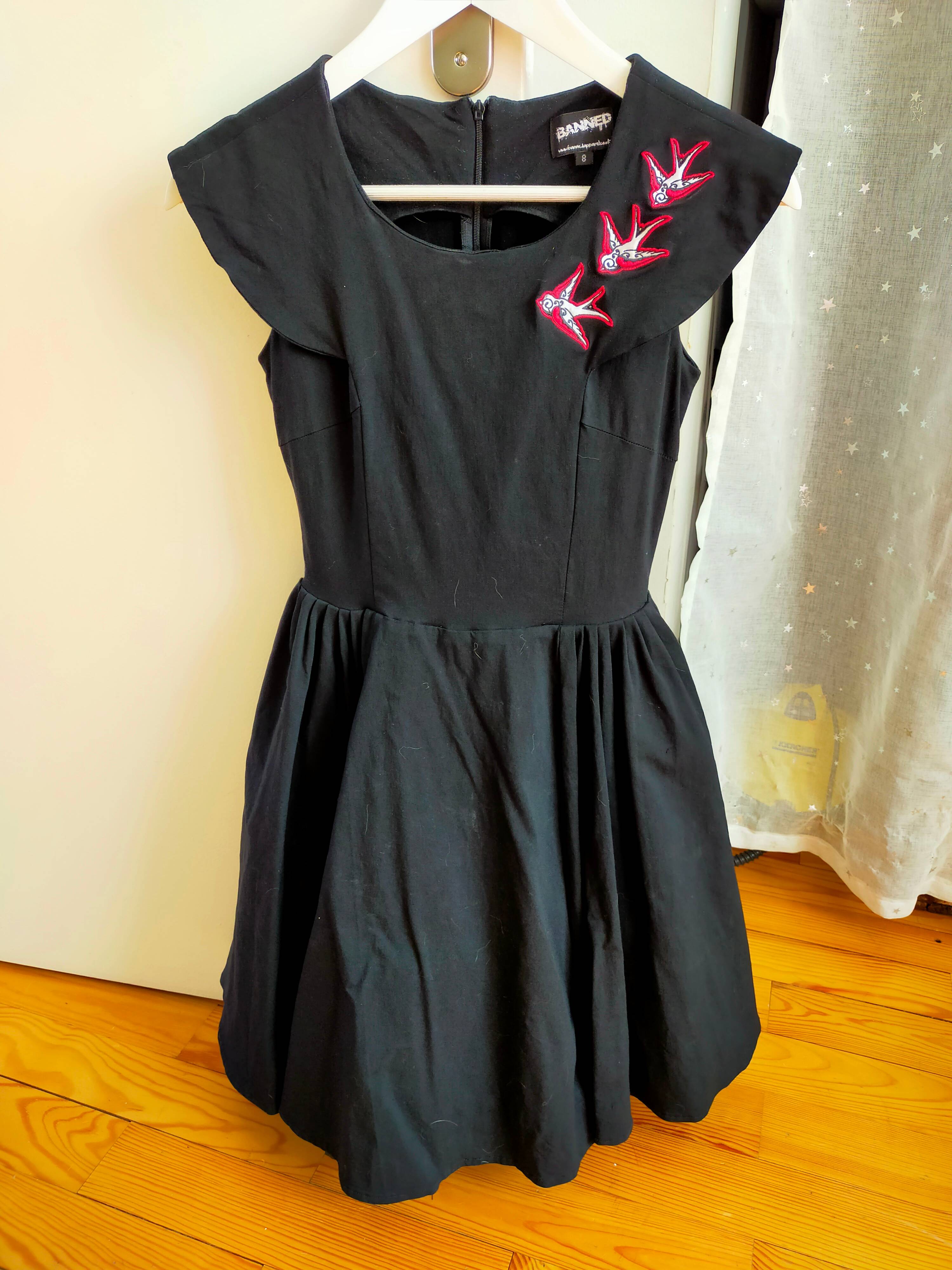 Robe Banned noire à motifs oiseaux rouges & jupon intégré XS TBE