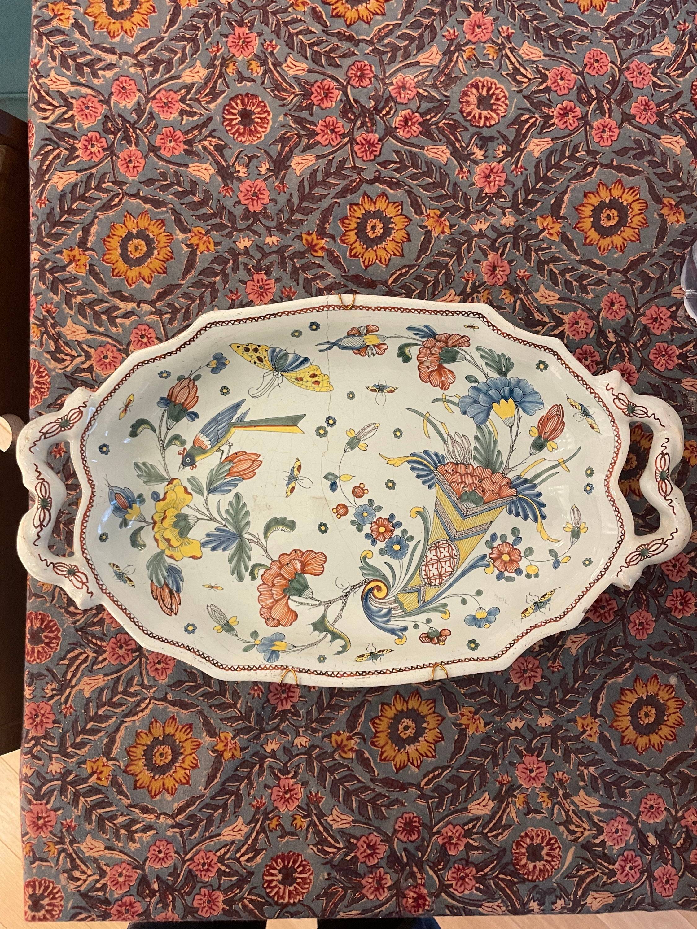 Vends bannette en faïence XVIIIème siècle de Rouen à décor de corne d’abondance