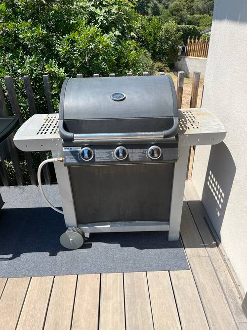 Barbecue au gaz d’occasion - bon état - été 2019 - grille et plancha - 2 roues - 2 pieds