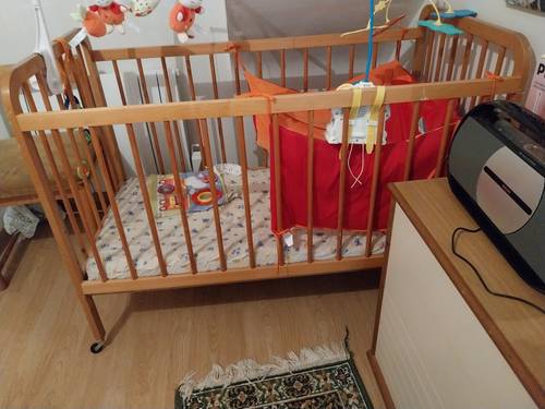 Lit de bébé en bois à barreaux avec roulettes