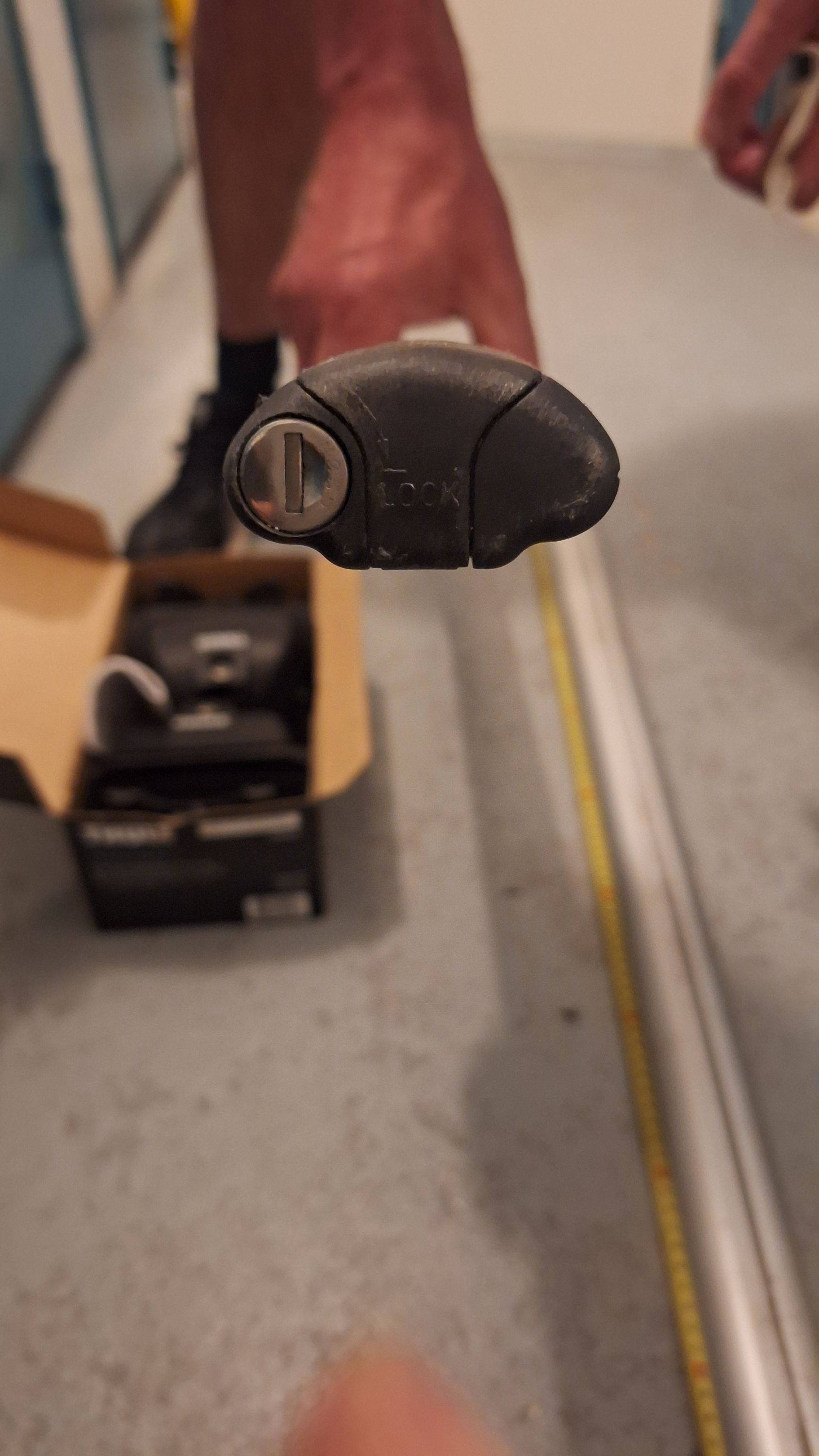 Barres de toit et pieds de fixation