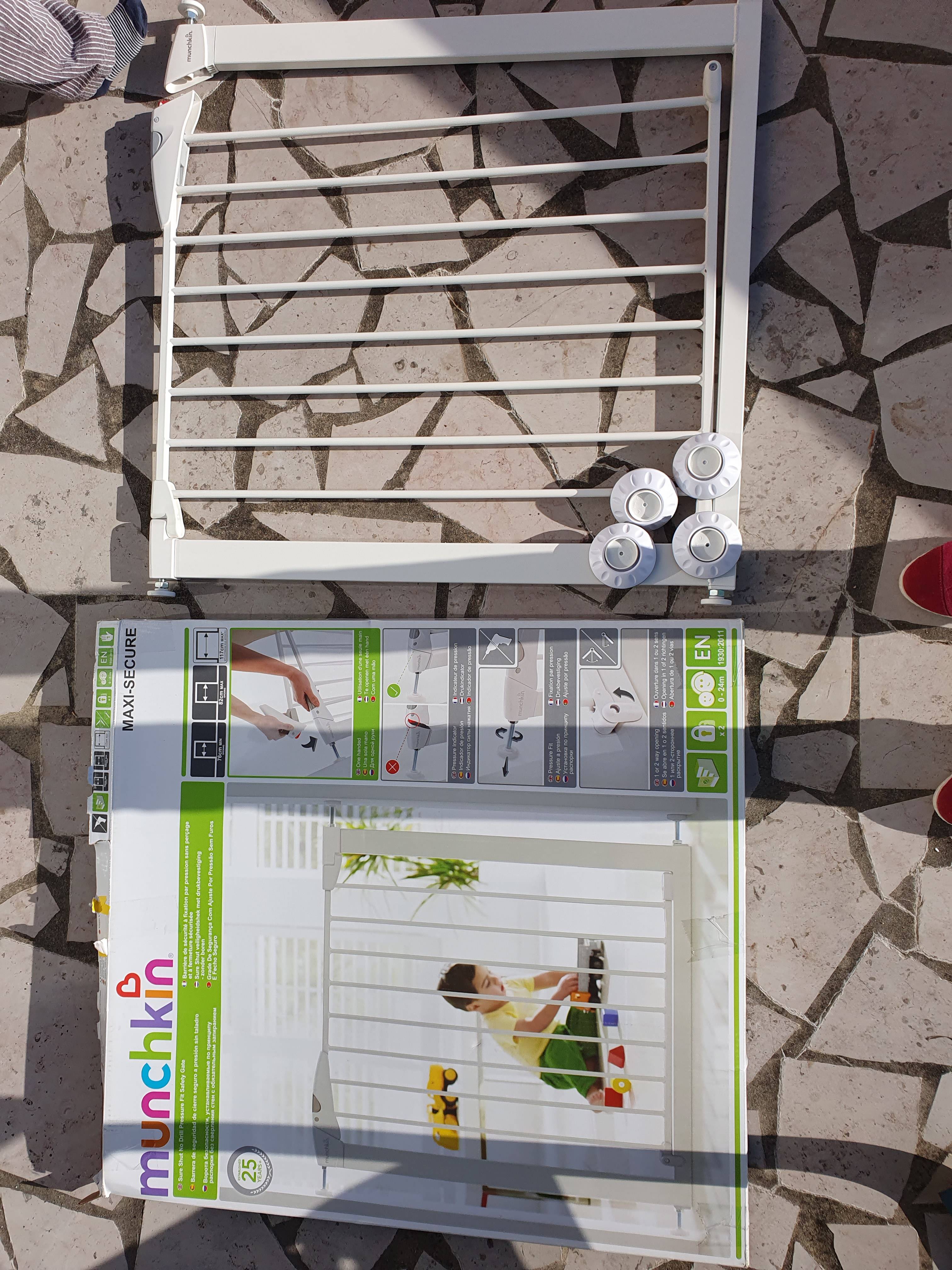 Barrière de sécurité enfant neuve pivotante Munchkin métal blanc maxi secure, L.82 - 76 + protections murales