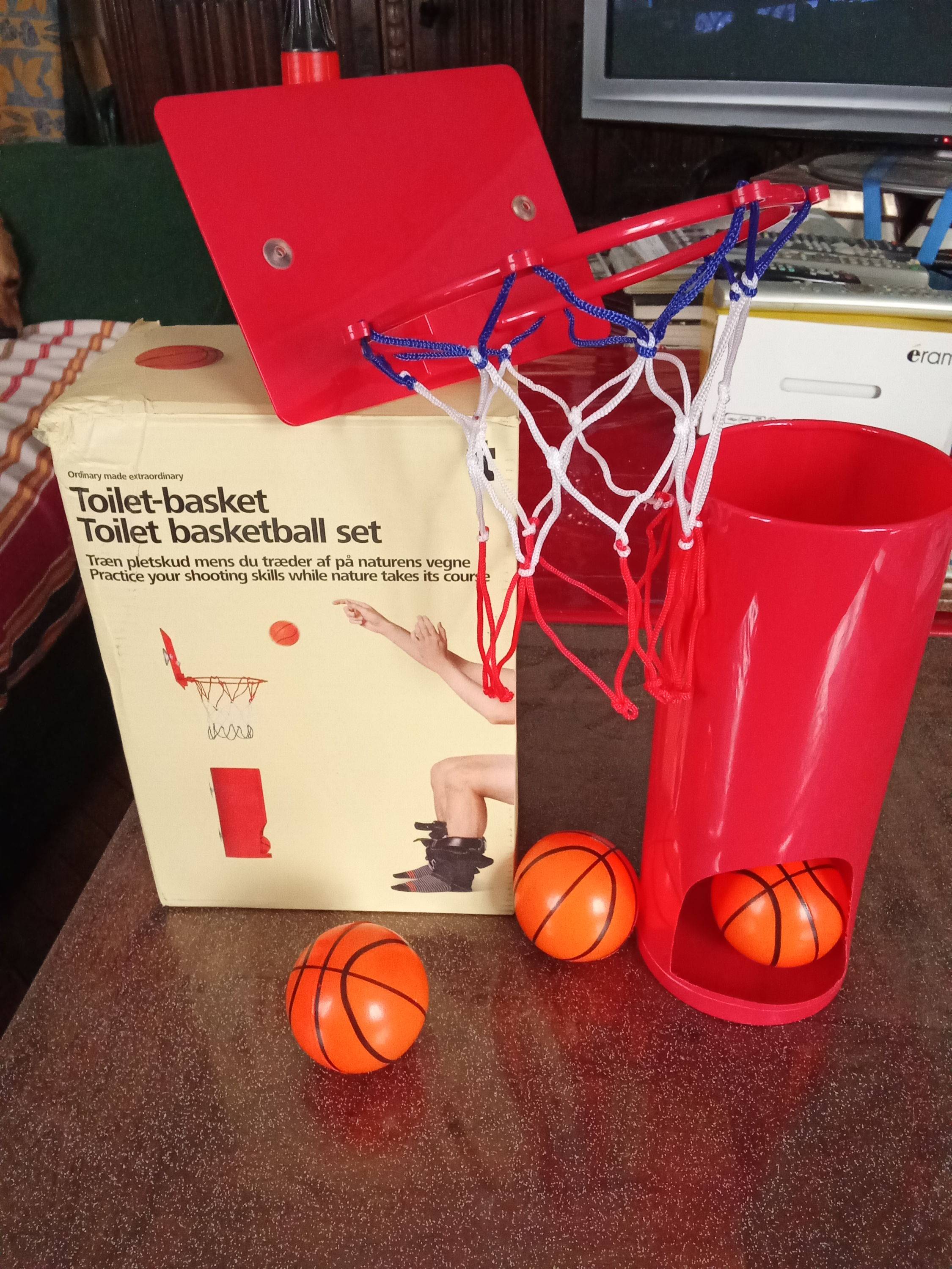 Jeu de basket-ball pour toilettes. Rouge léger, facile. Cadeau rigolo