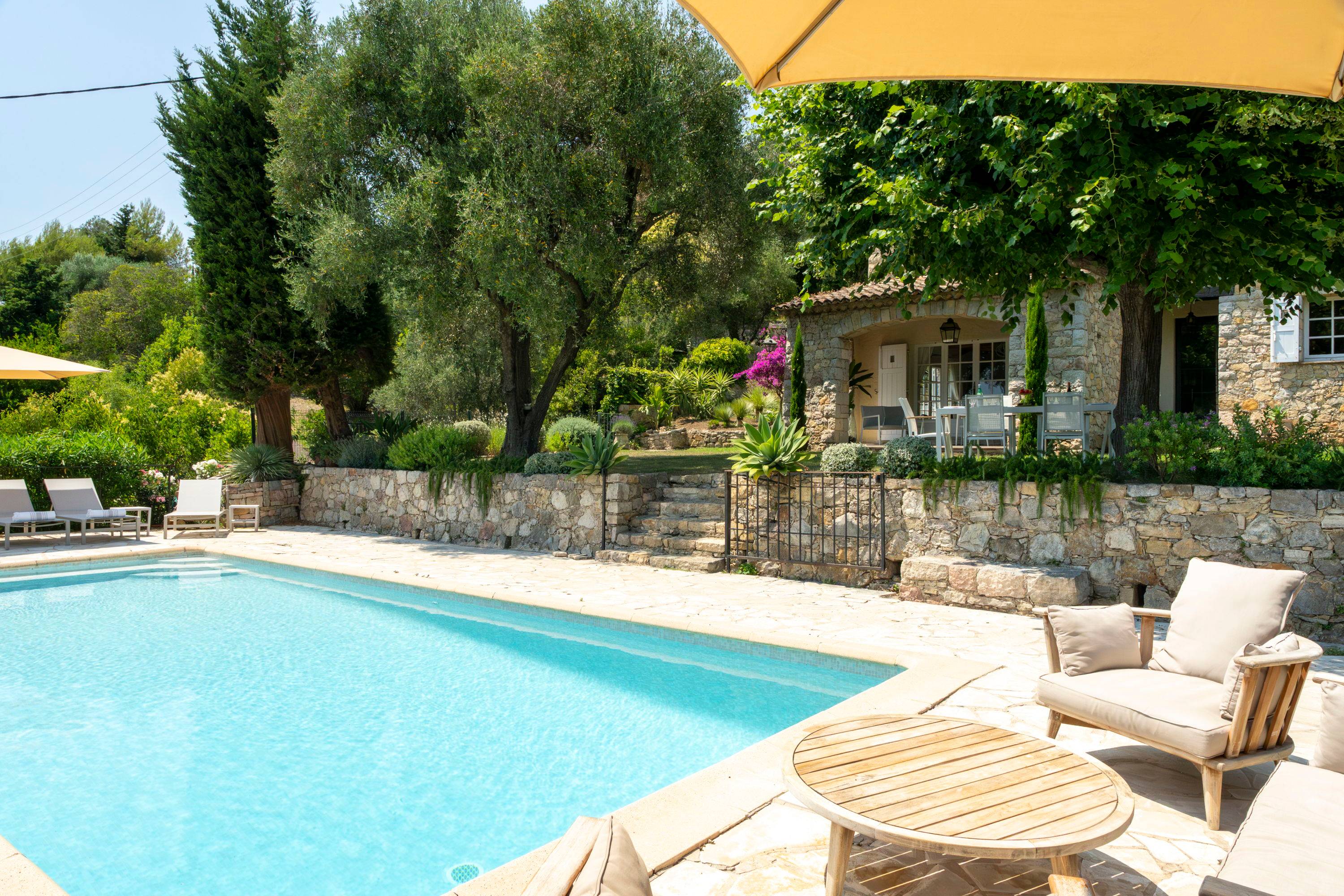 Loue villa de charme rénovée, climatisée, vue mer à Mougins - 3 chambres, 6 couchages