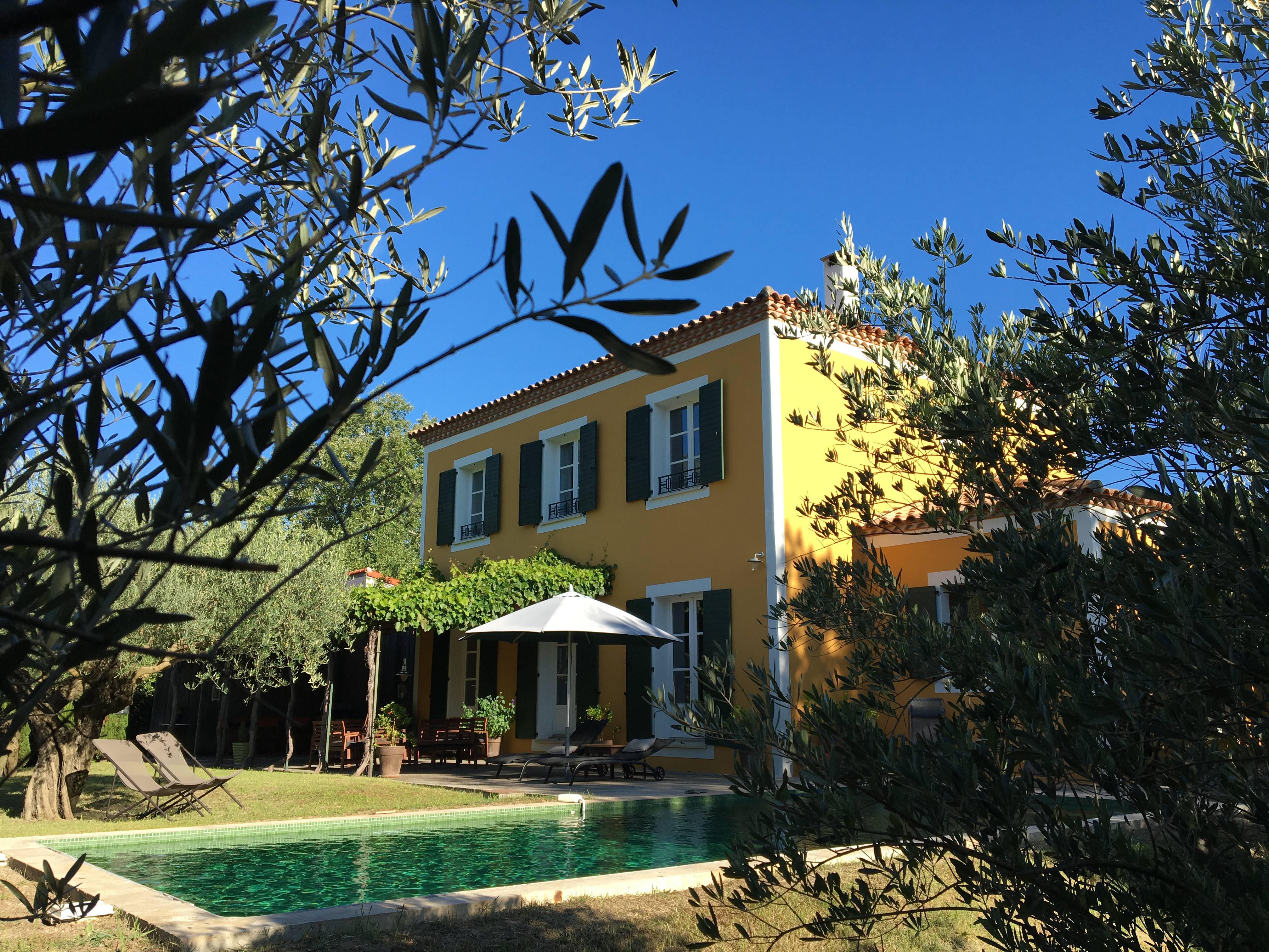 Loue maison bastide provençale avec grand jardin et piscine au calme près de Montpellier - 8 couchages