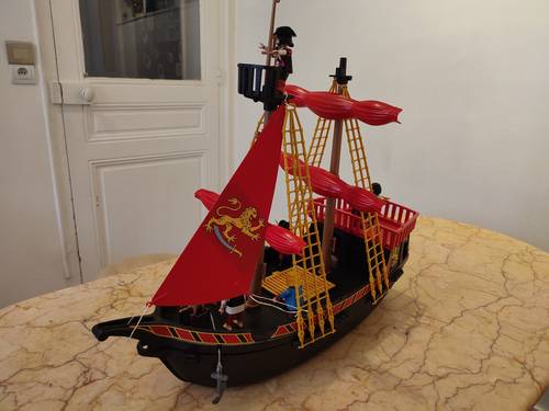 Bateau pirate et zodiac Playmobil