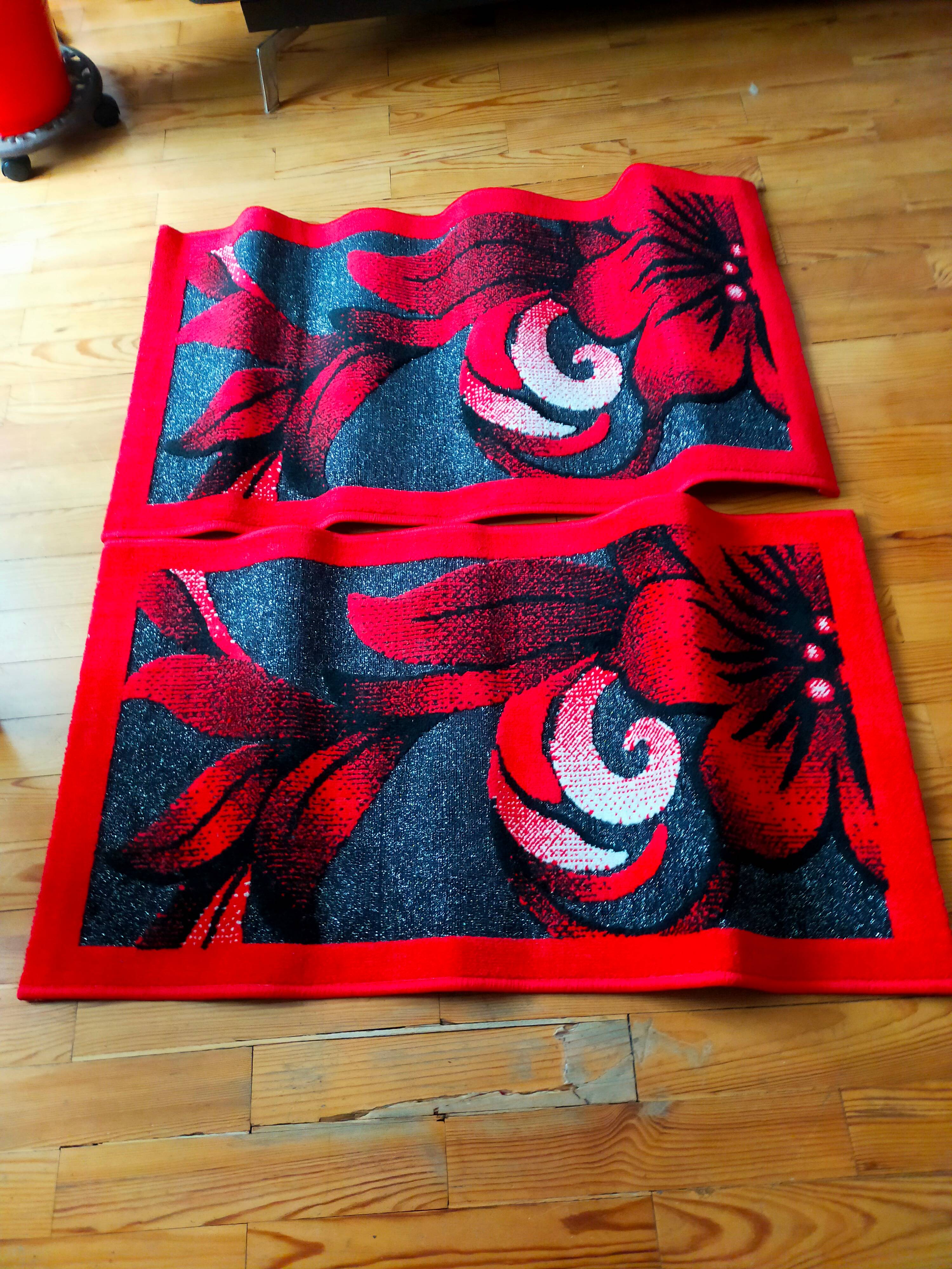 Deux beaux tapis à fleur rouge & noire sur fond pailleté TBE