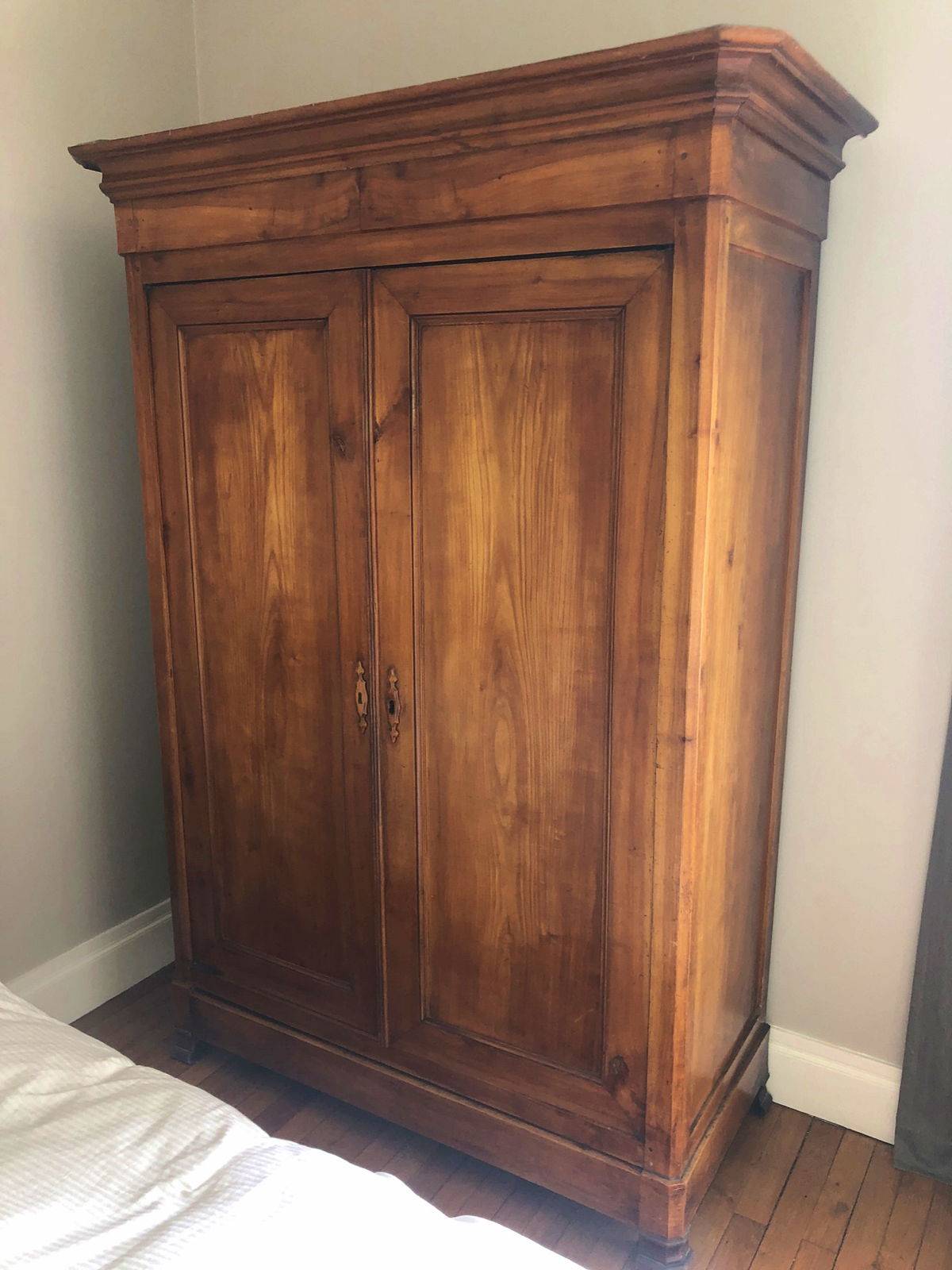Très belle armoire ancienne en merisier massif