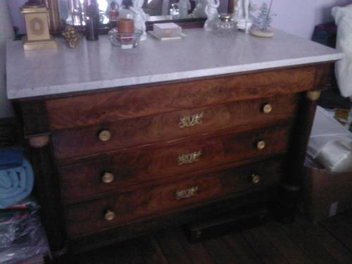 Vends belle commode Empire avec marbre blanc en bon état et estimée par commissaire-priseur