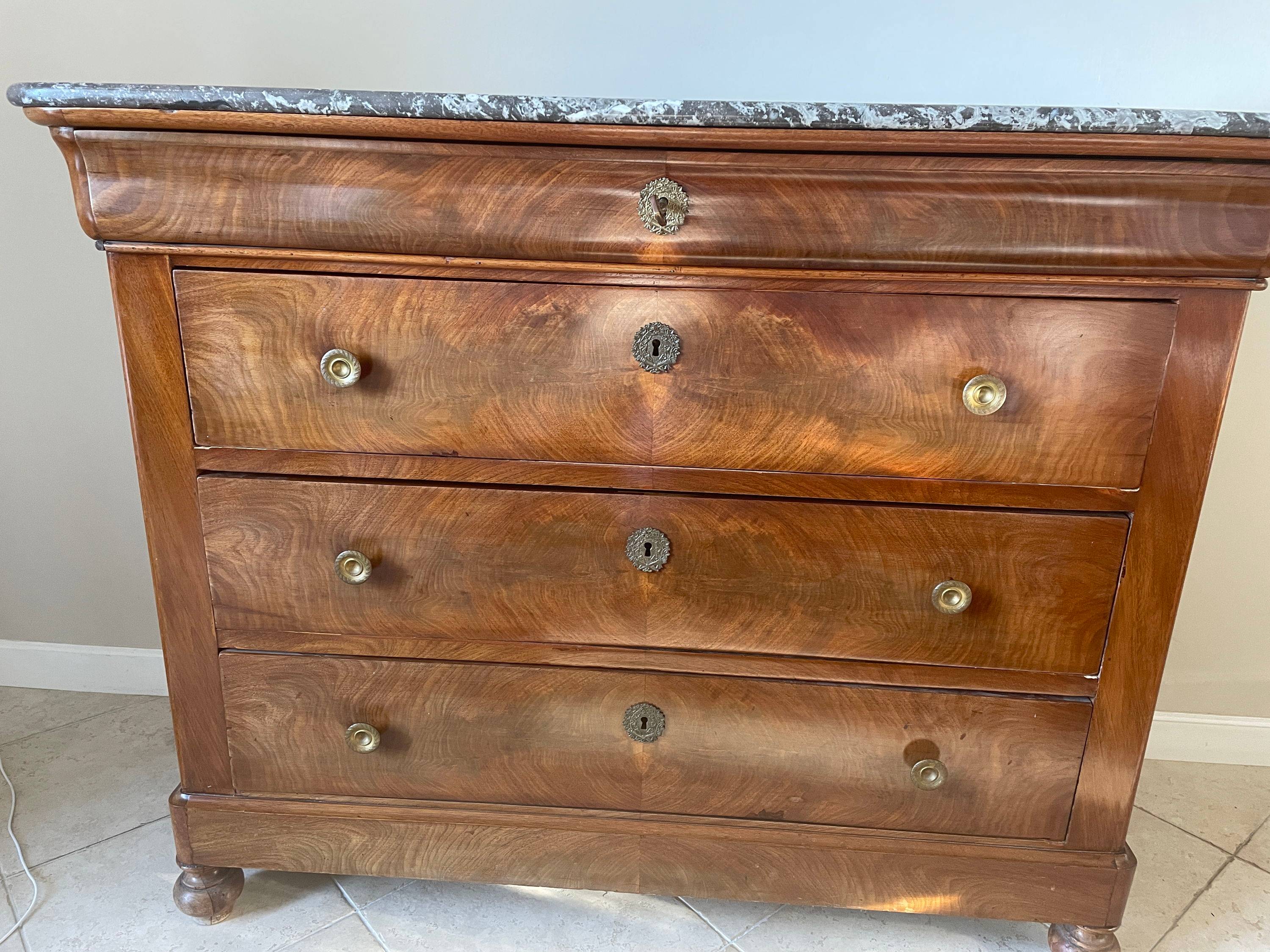 Vends belle commode Louis-Philippe en acajou