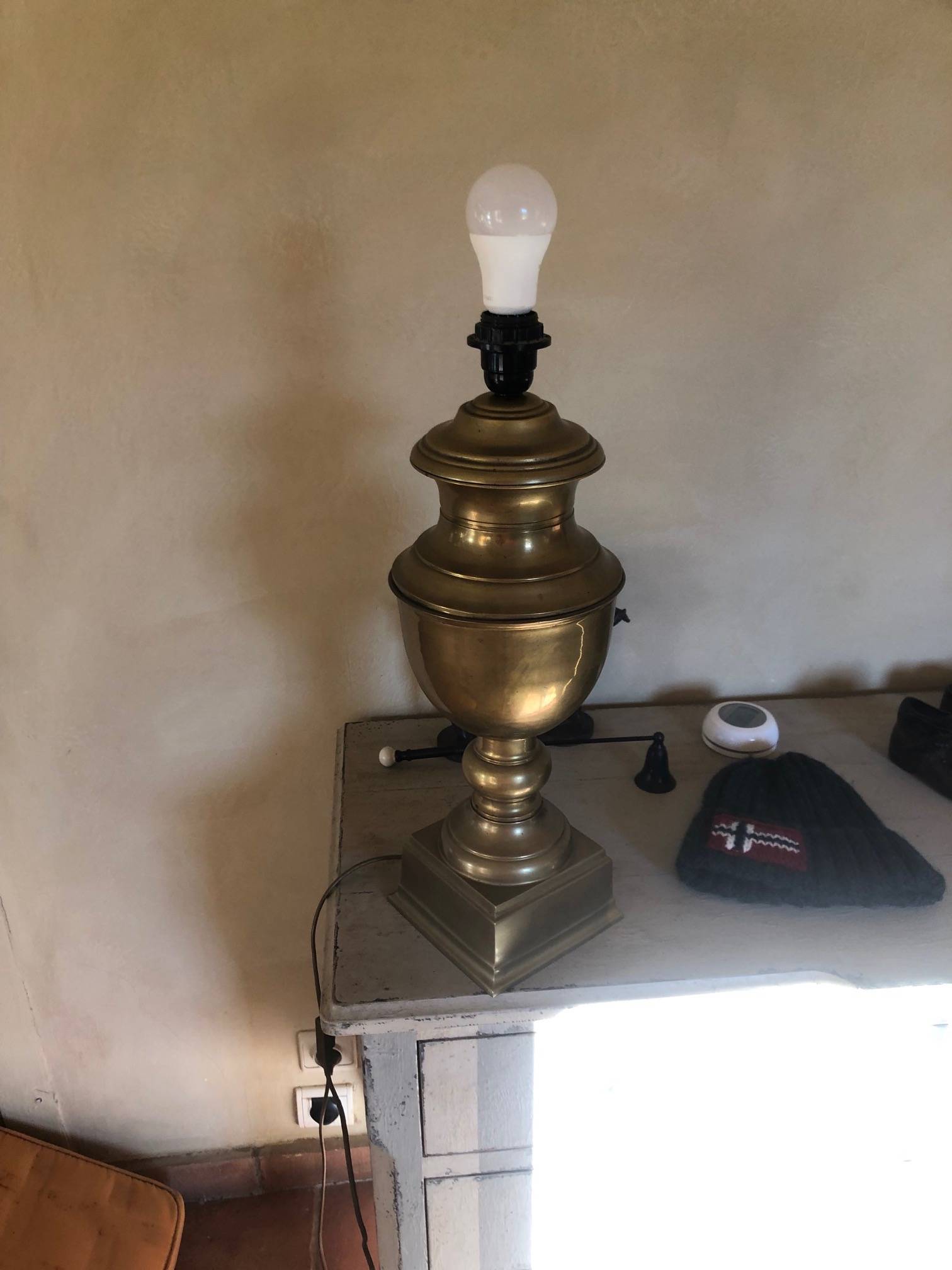 très belle lampe bouillote 2 feux laiton de bonne facture lourde pas