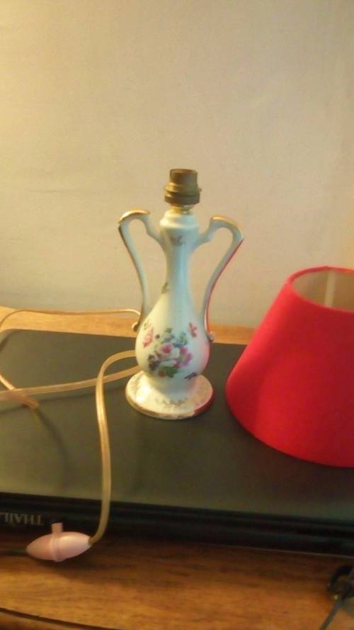 Belle lampe de chevet en porcelaine