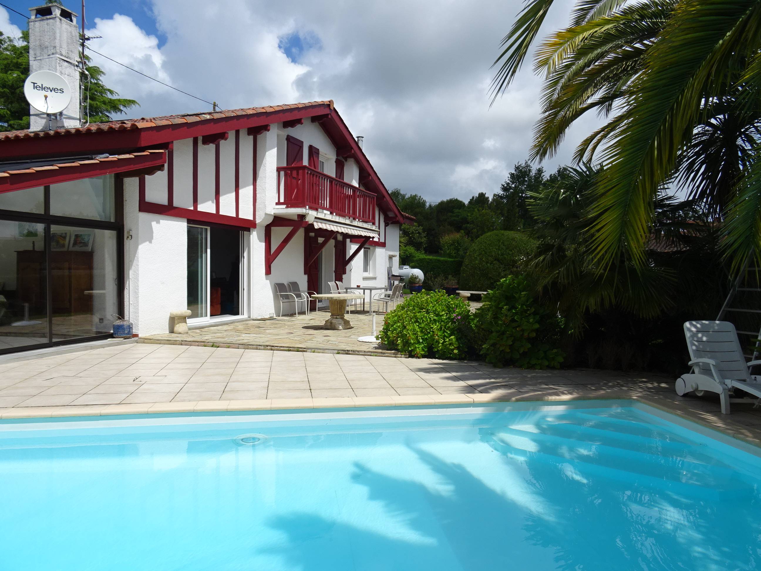Loue Trés belle maison basque face à la rhune - 14 couchages - Piscine - Urrugne (64)