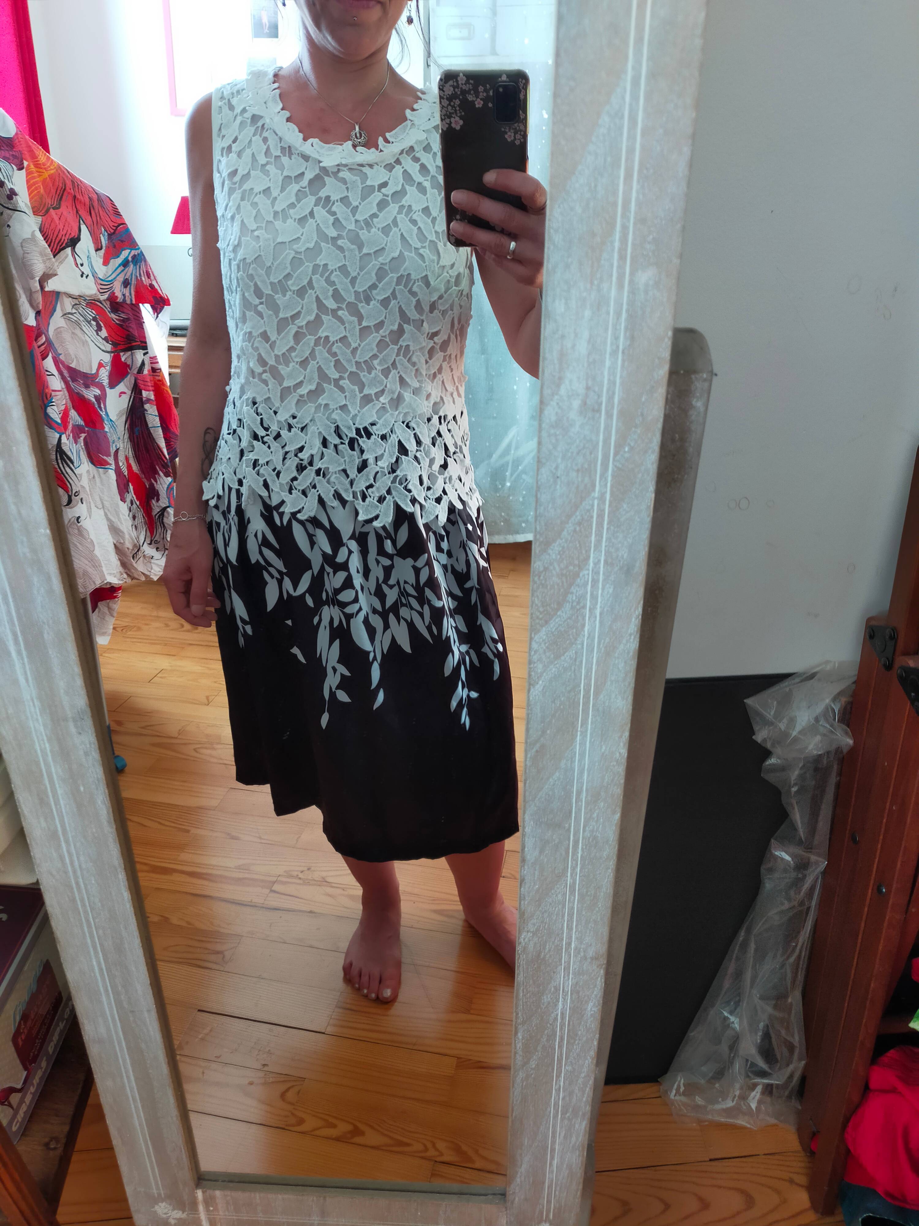 Vends belle robe Boo Boo noire et blanche avec broderie florale - Taille L