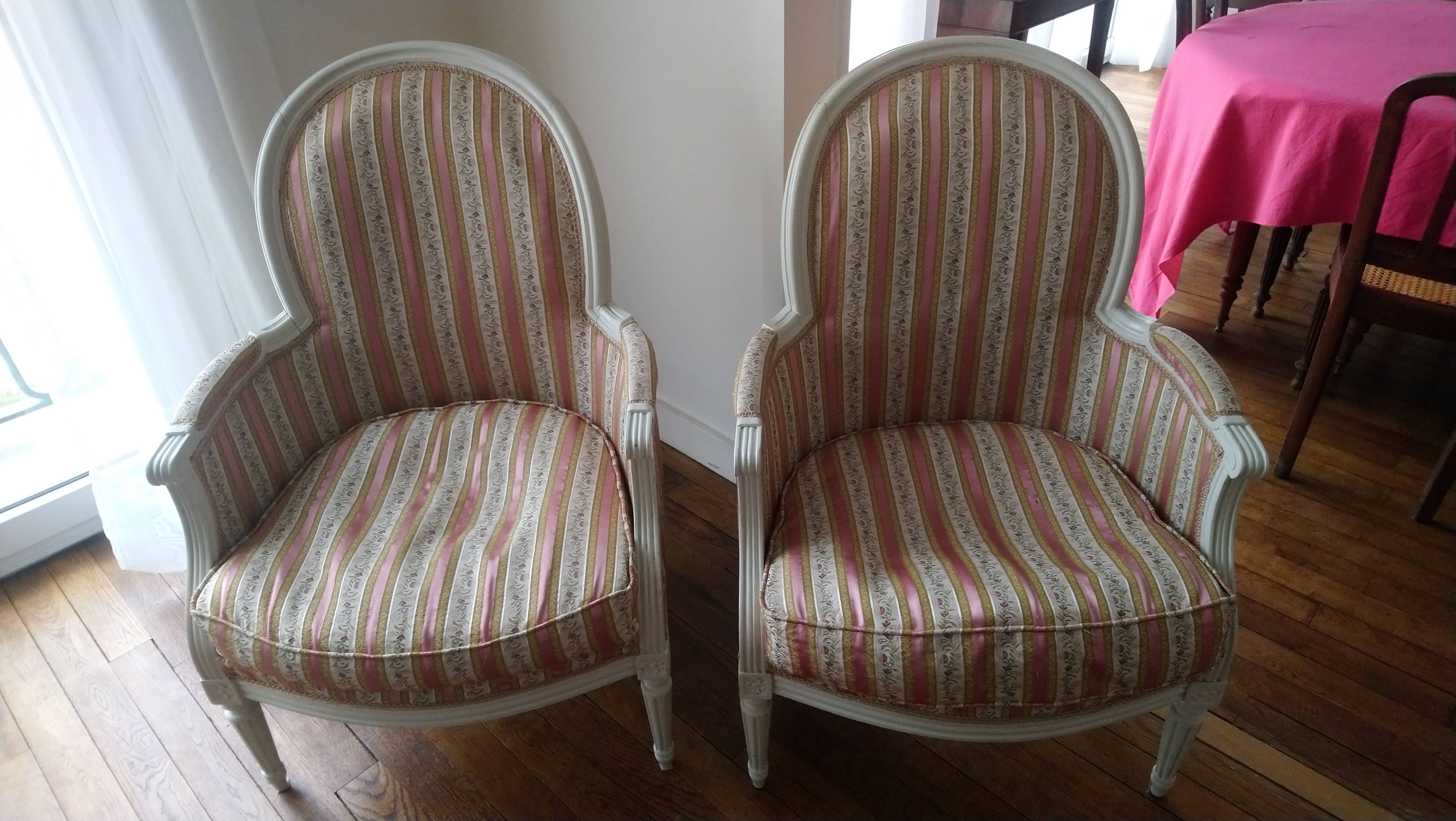 Vends belle paire de bergères Louis XVI en parfait état, sans tache, refaites à l’ancienne, coussins déhoussables