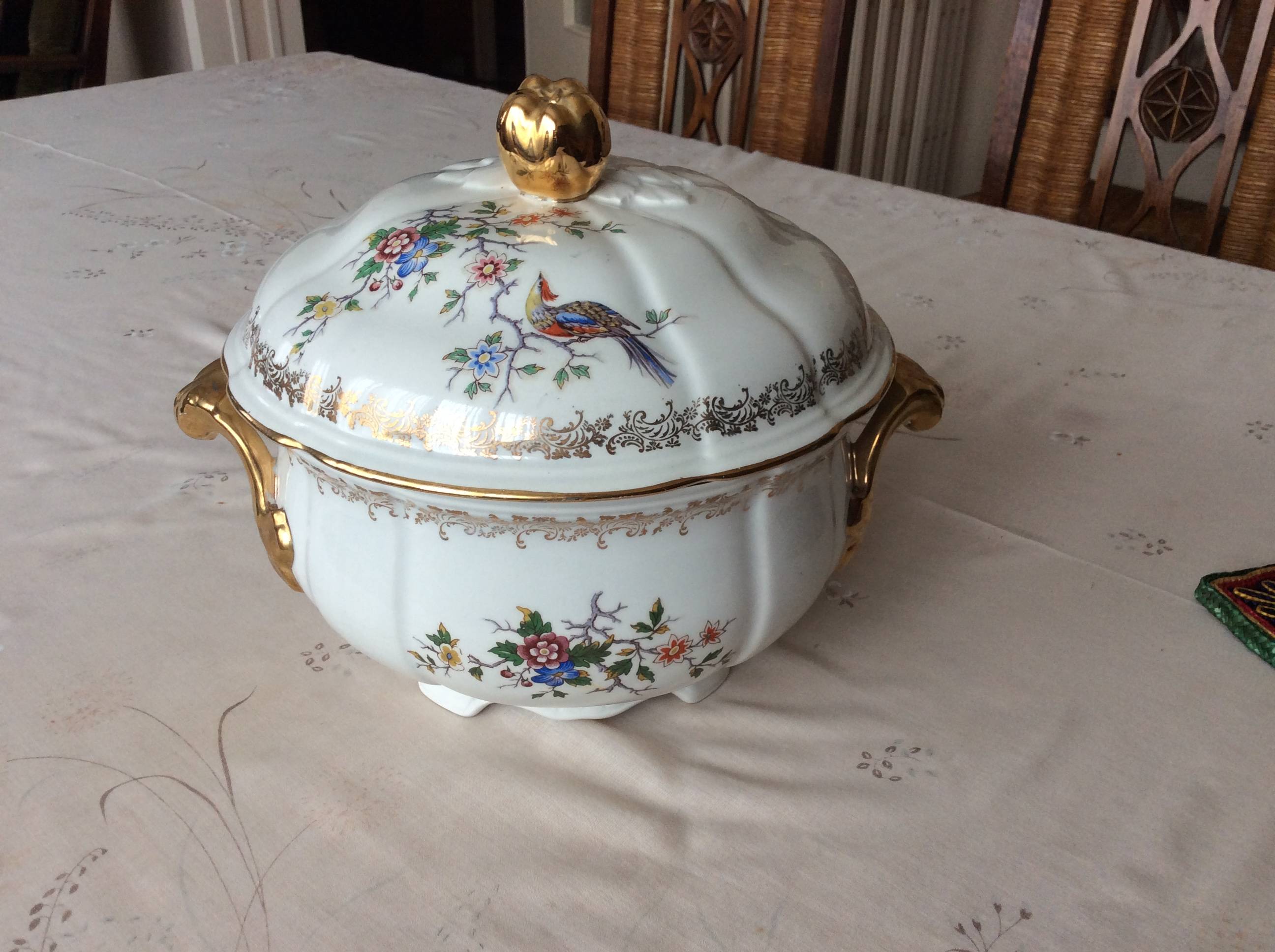 Vends belle soupière centre de table en porcelaine de Limoges