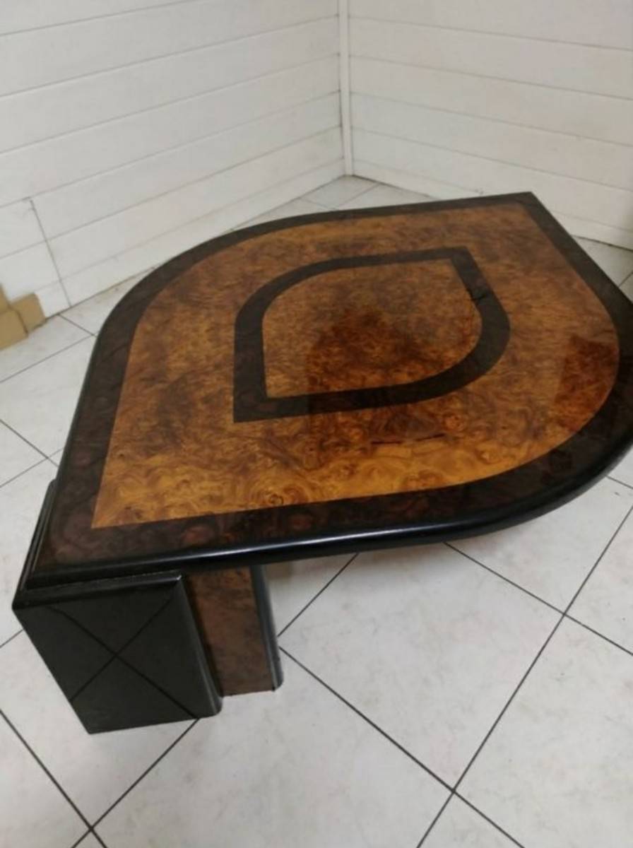 Belle table basse en forme d’oeil en loupe d’orme on Gens de Confiance