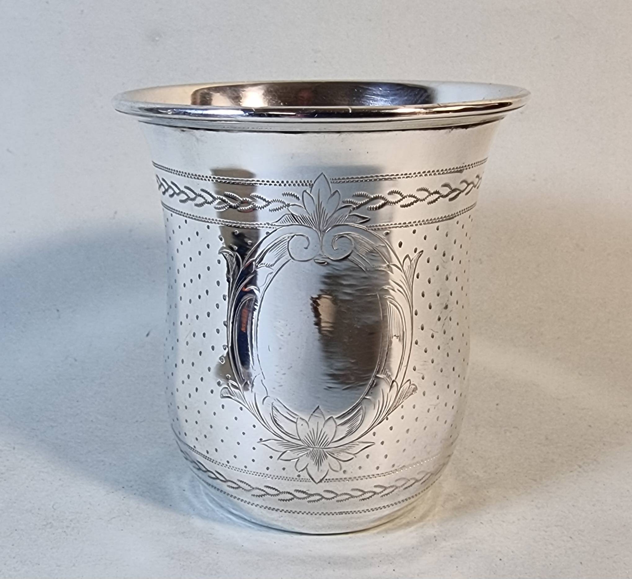 Belle timbale en argent massif à décor gravé, vers 1880 on Gens de