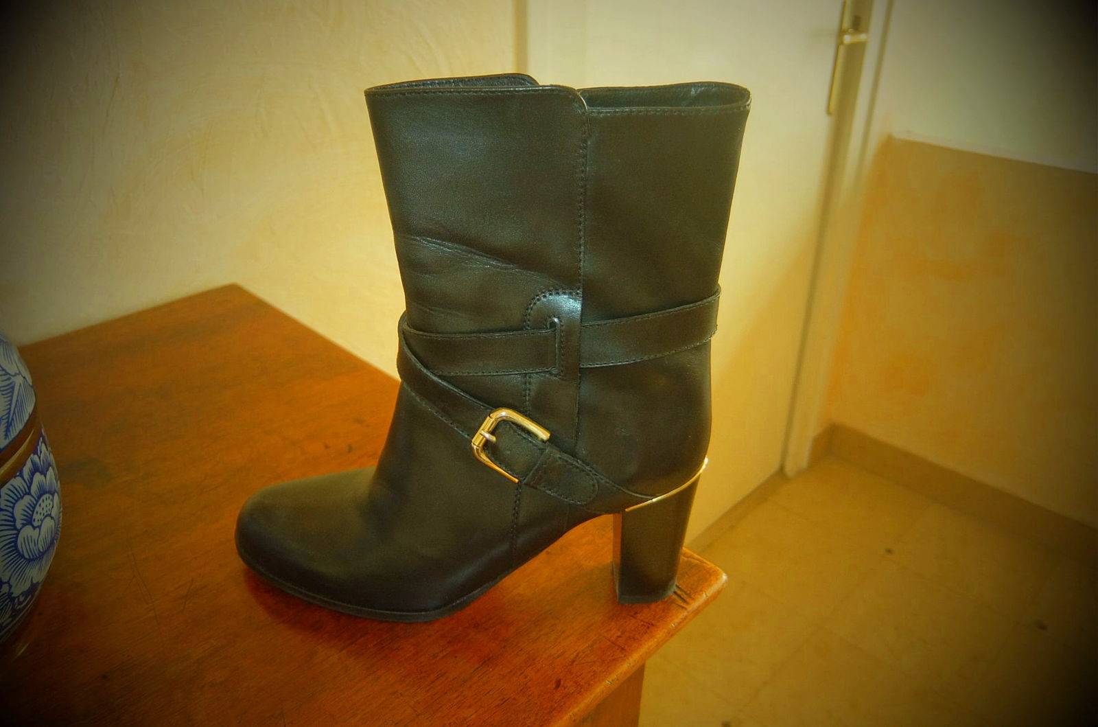 Tres belles bottines en cuir noir de chez Cosmoparis - Pointure 40