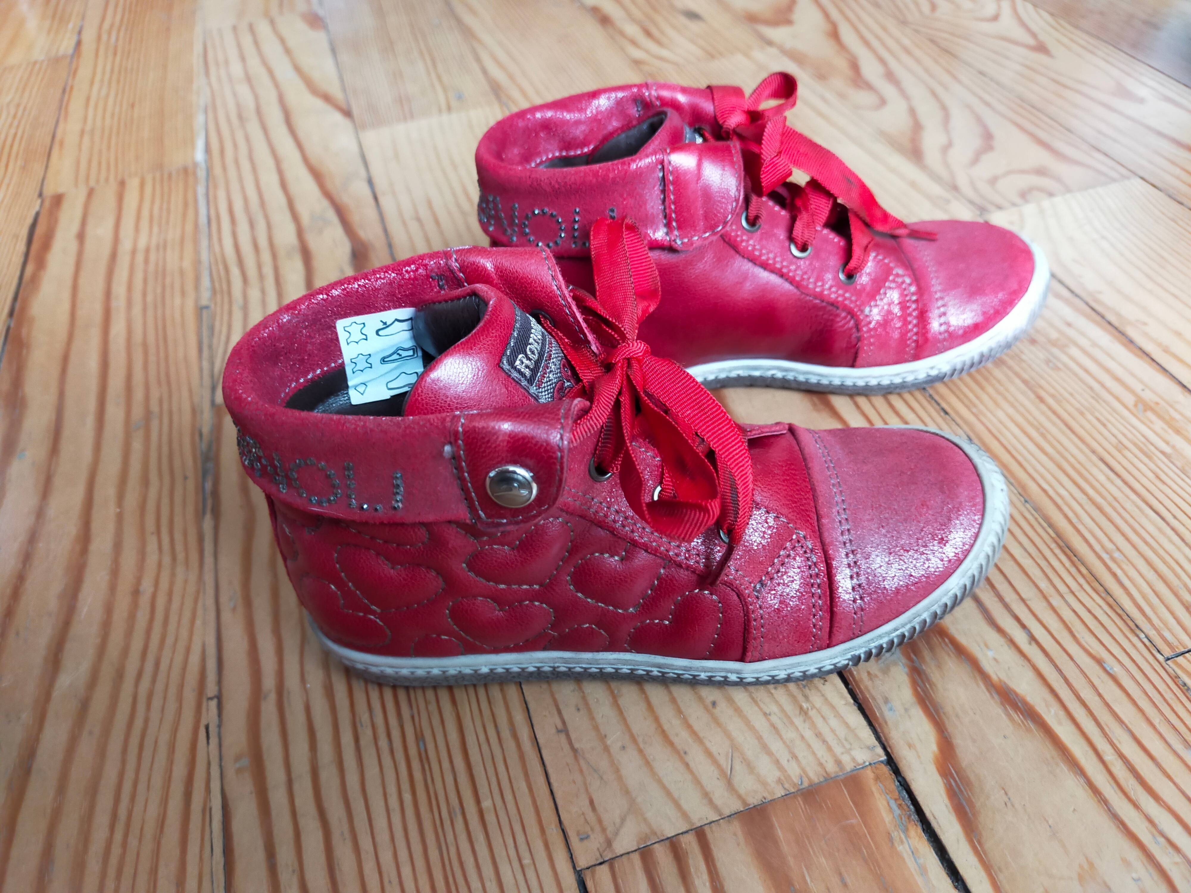 Très belles chaussures Romagnoli montantes en cuir rouge 27