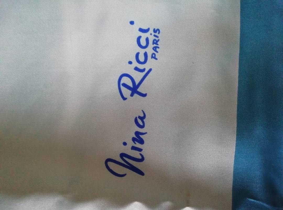 Carré de soie Nina Ricci neuf