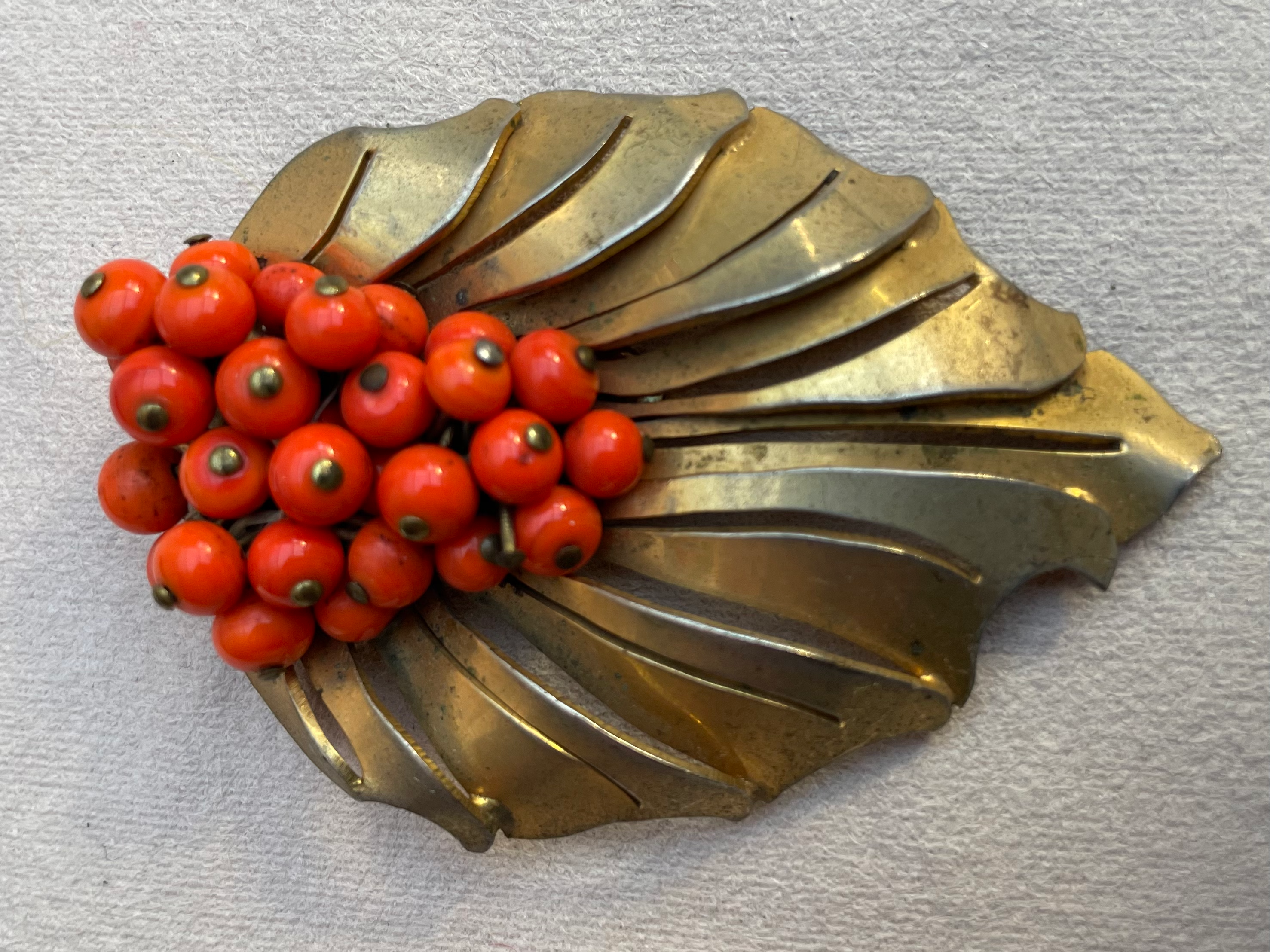 Bijou clip années 1930 métal doré et perles en céramique