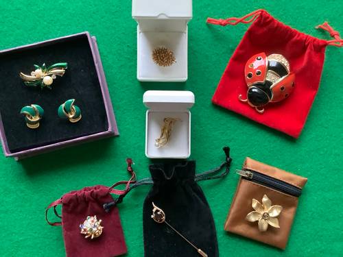 Bijoux Haut de Gamme : Broches Vintage, Boucles d’oreilles Clips, Bague,+ Ecrin ou Pochon
