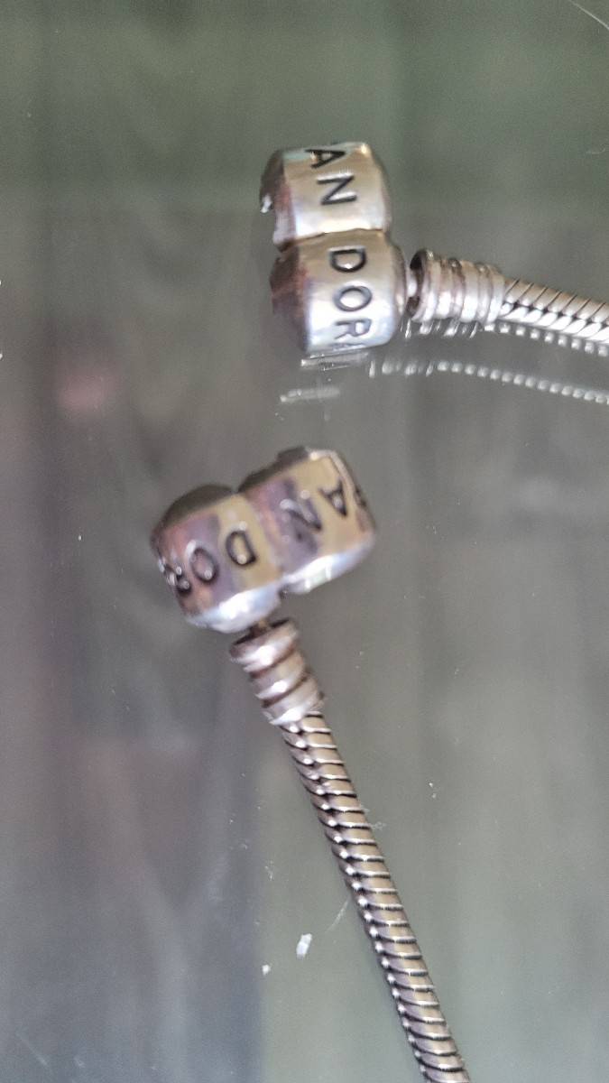 Vends bracelet et charms Pandora