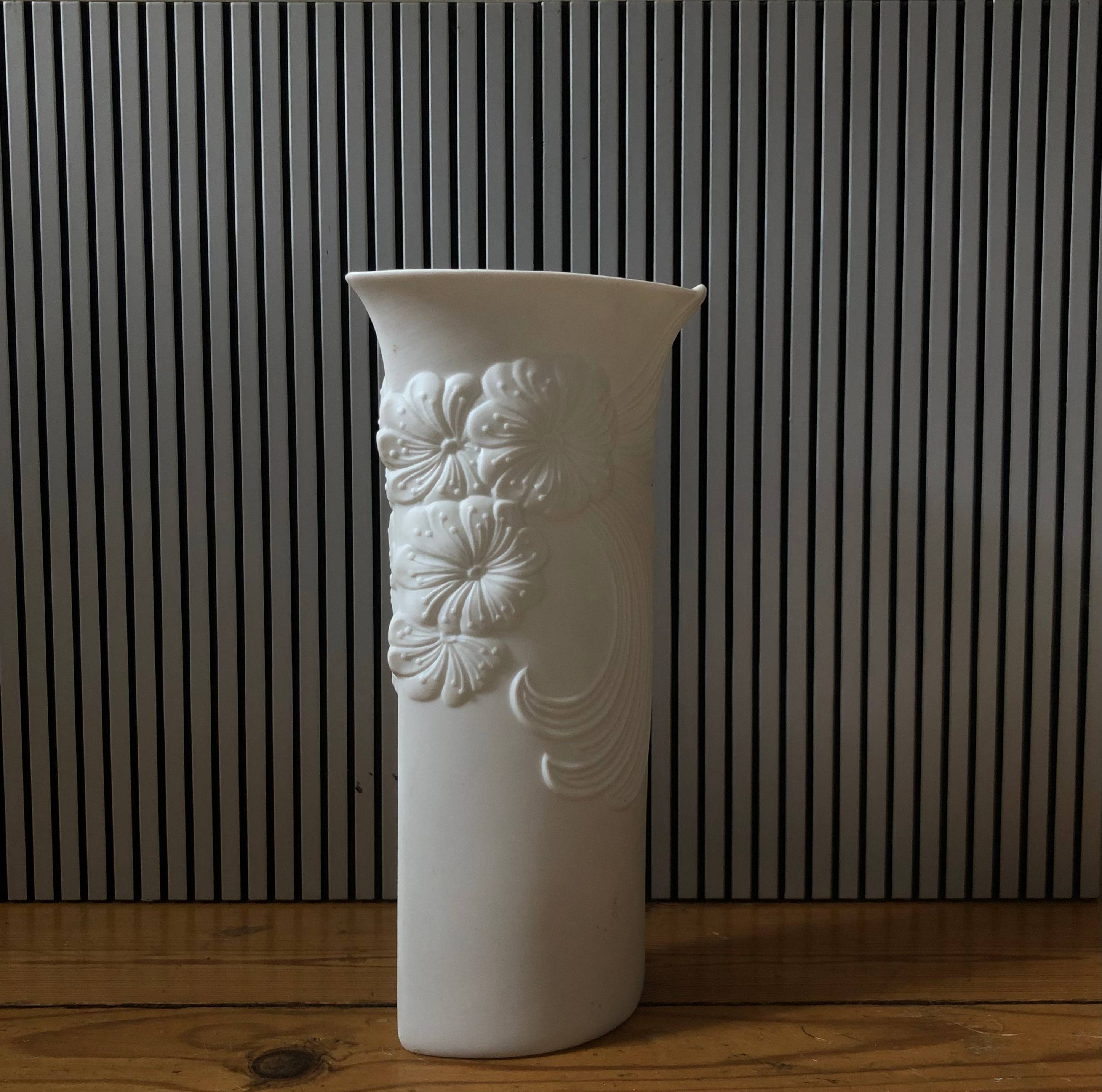 Beau vase en biscuit de porcelaine de la maison Kaiser (KPM Royal