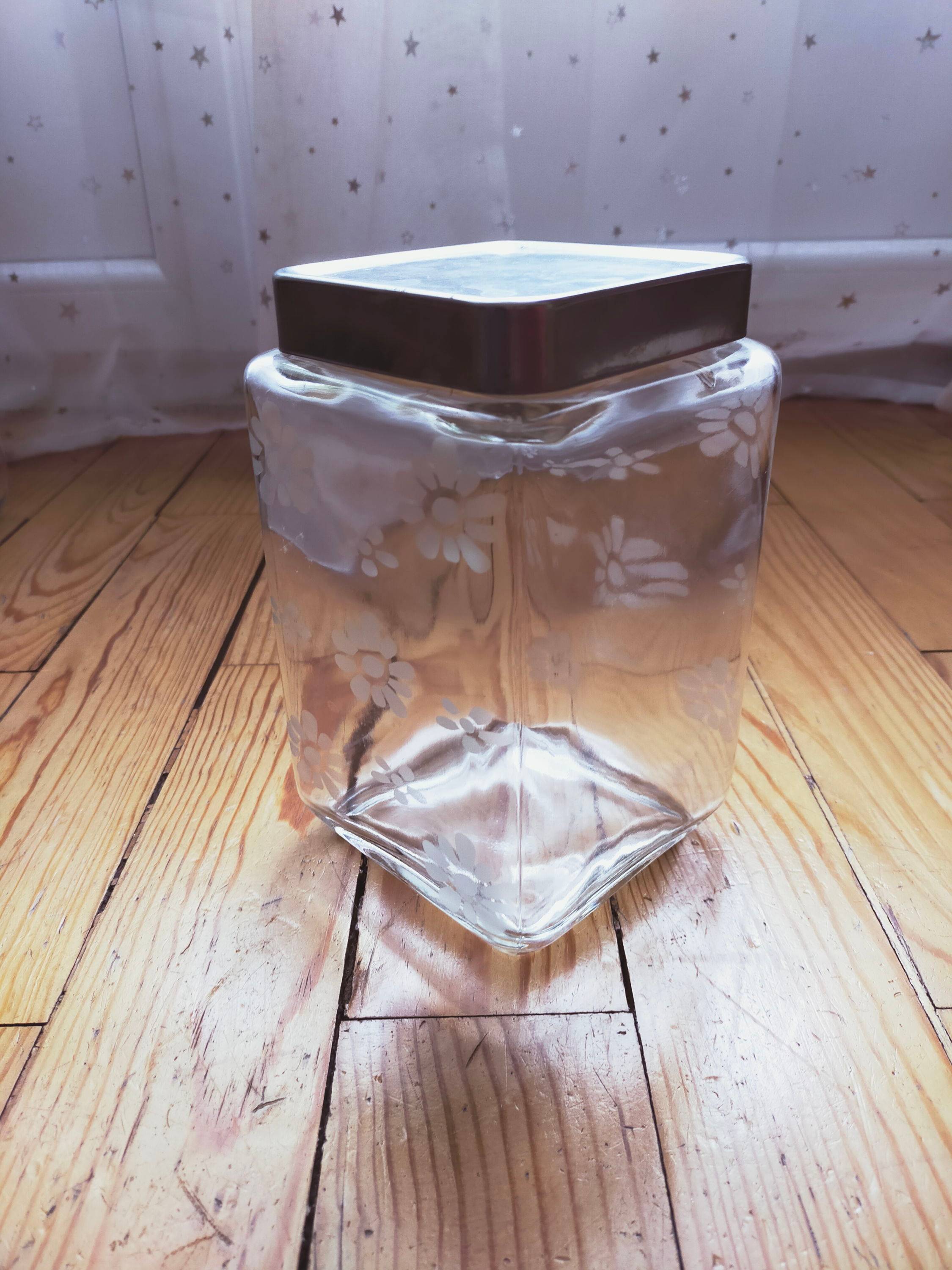 Vends bocal carré en verre à fleurs blanches avec couvercle