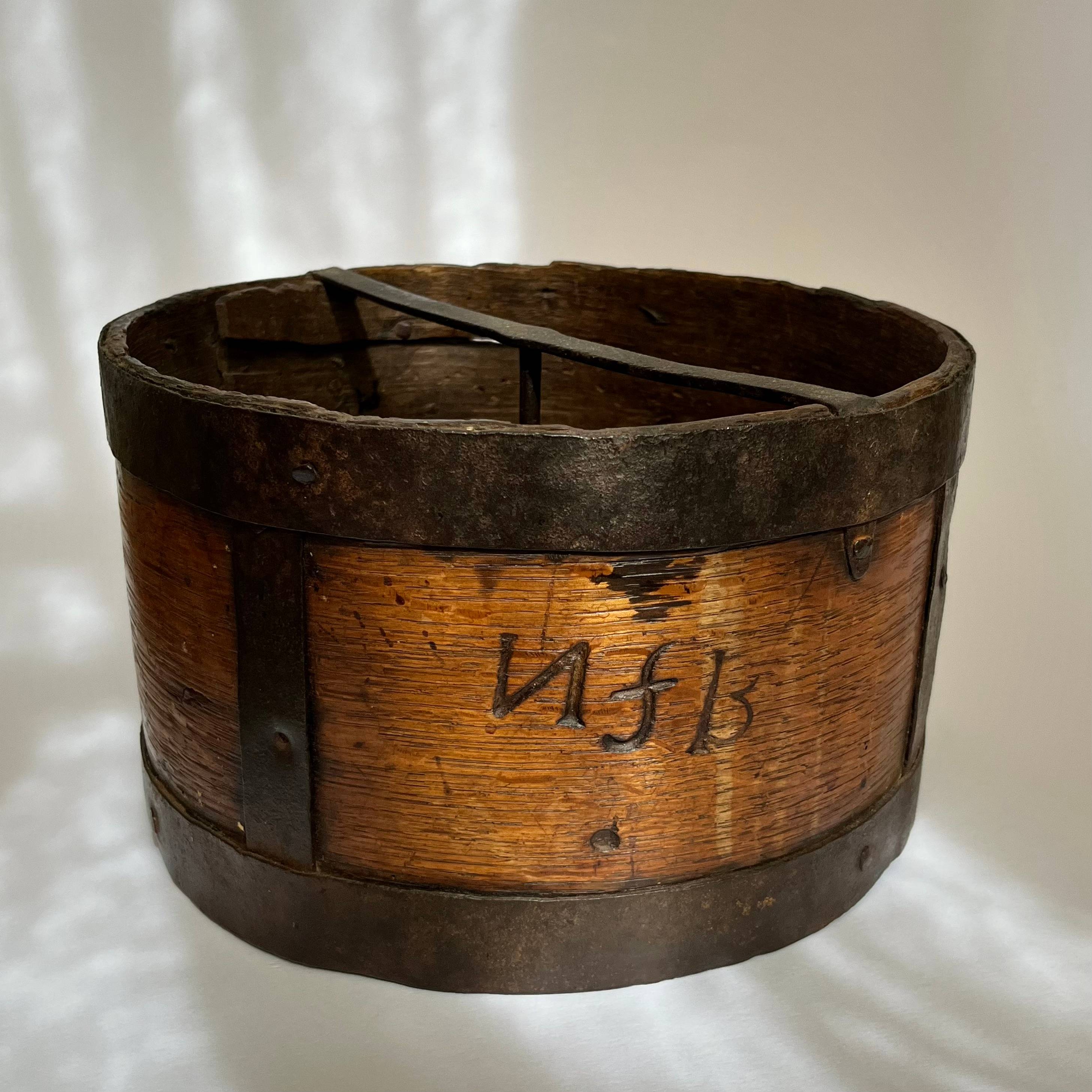 Boisseau ou mesure à grain en bois et fer forgé du XVIIIe siècle art populaire 18e