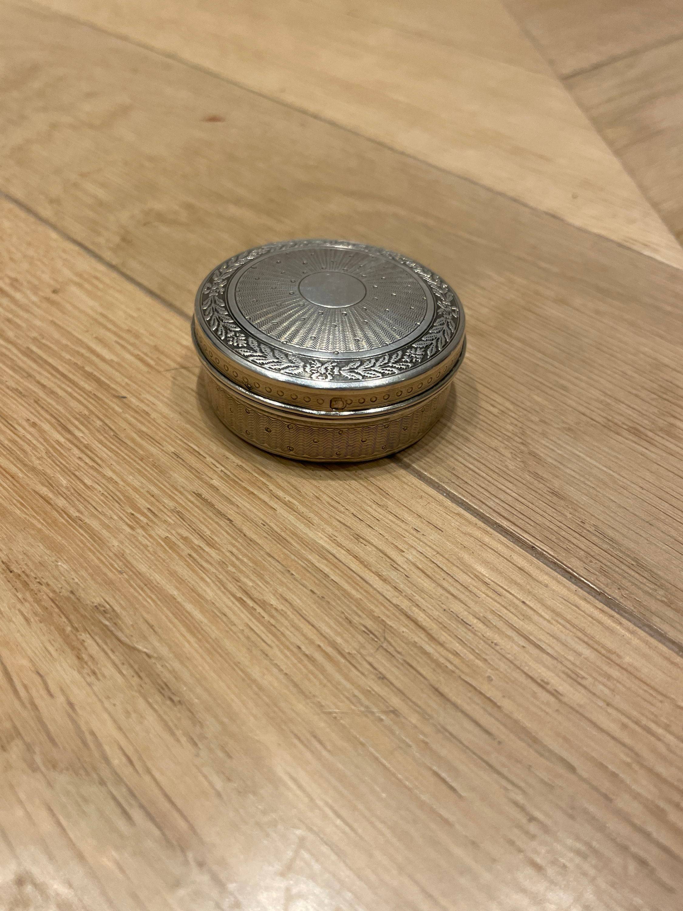 Boite en argent et vermeil Napoléon III guillochée