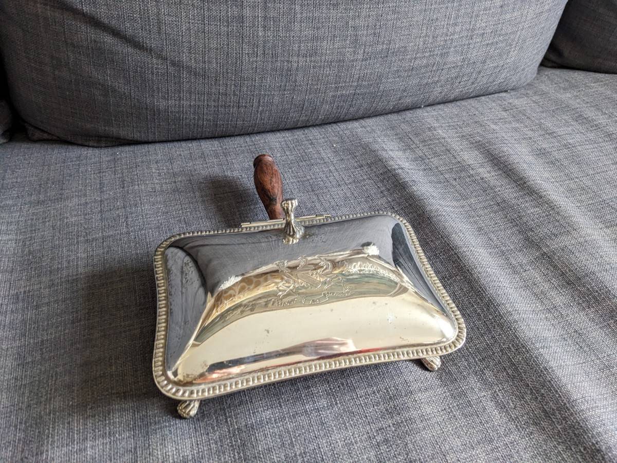 Boîte argentée avec poignée en bois