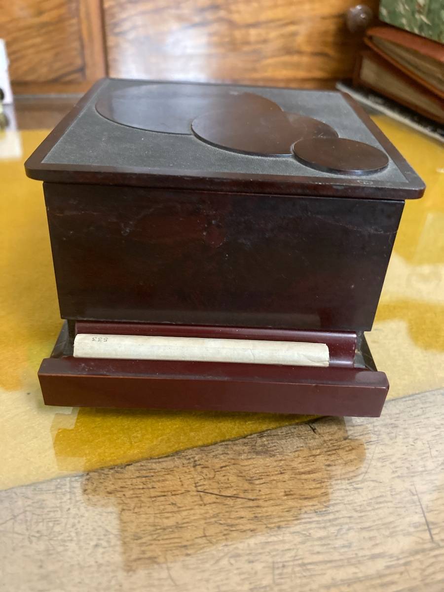 Art Déco : Boîte en Bakélite distributeur de cigarettes