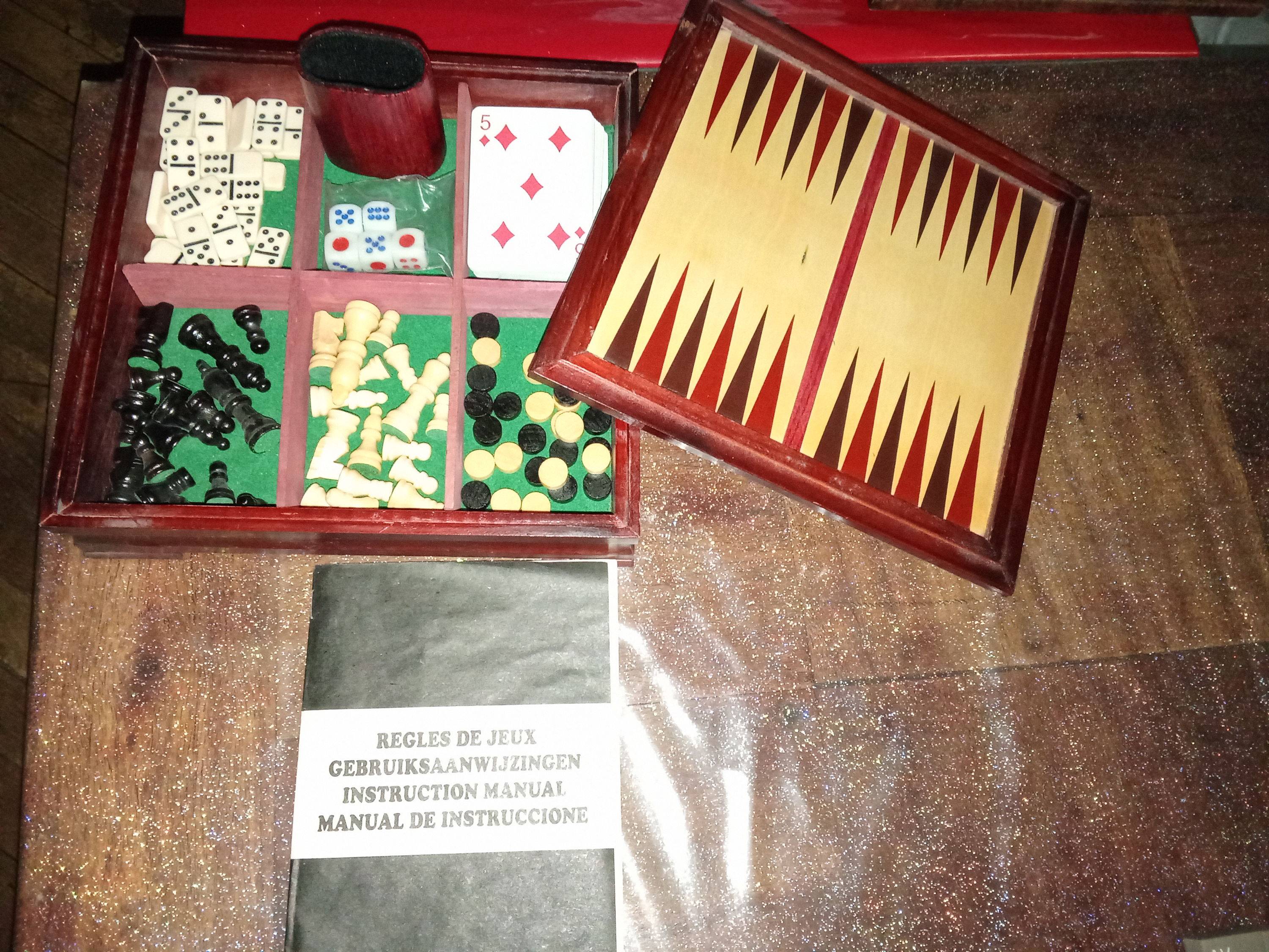 Vends coffret de jeux : cartes, dominos, échecs, backgammon, dames, 5 dés, suite poker, manille