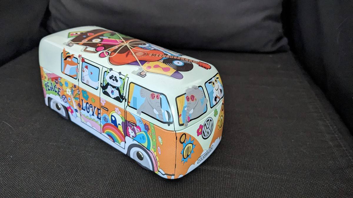 Boîte métallique représentant un VAN Volkswagen sur 4 roulettes