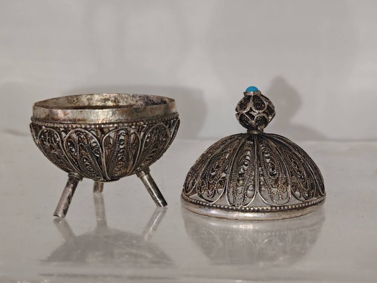 Tres rare bésamin à pointe Havdalah religion judaïsme Pologne XIXème siècle en filigrane d’argent