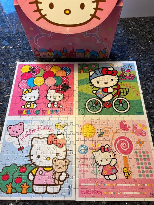 Boite de 4 puzzles Hello Kitty en très bon état