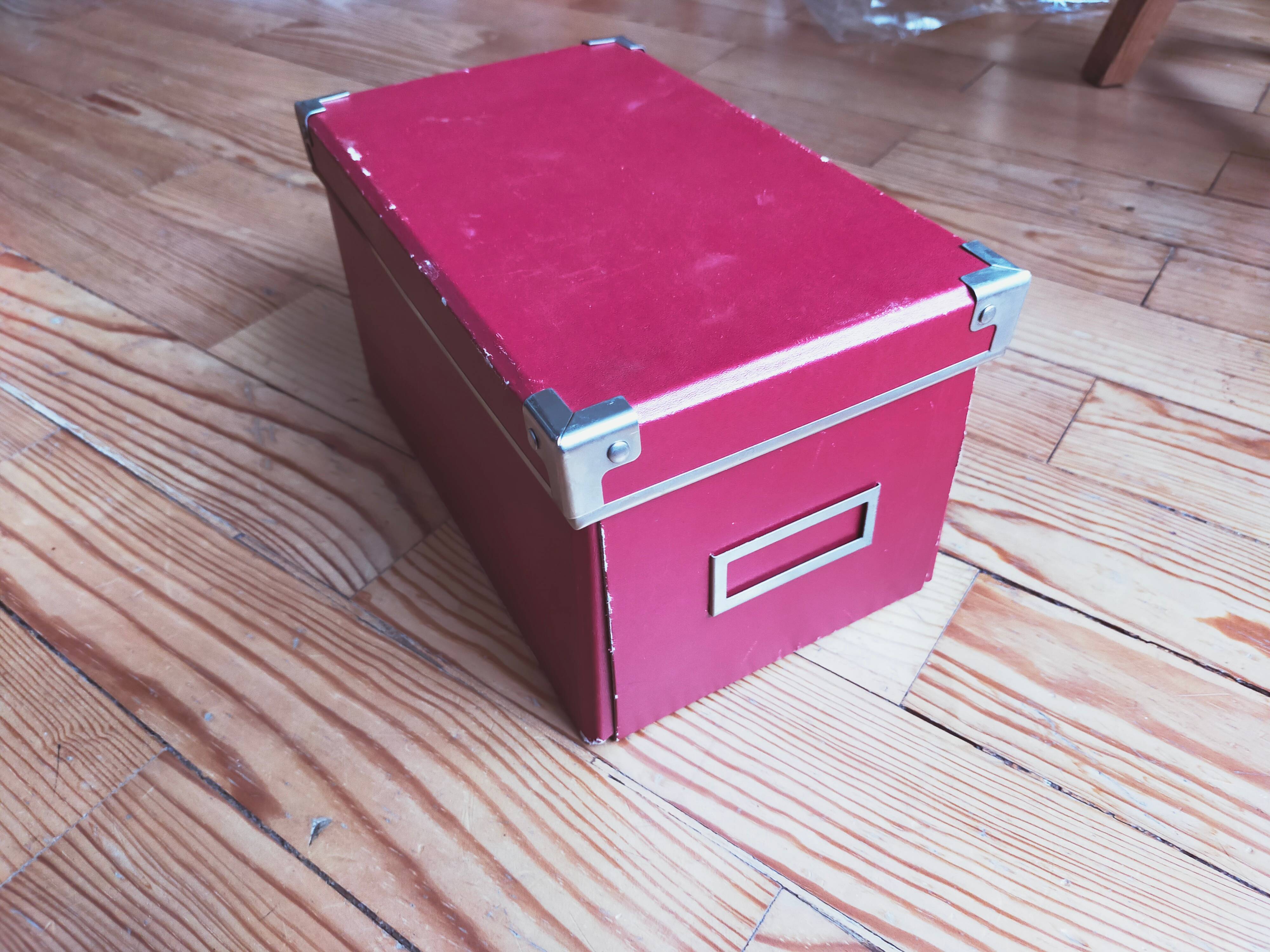 Boîte de rangement pliable Ikea en carton épais rouge, avec couvercle