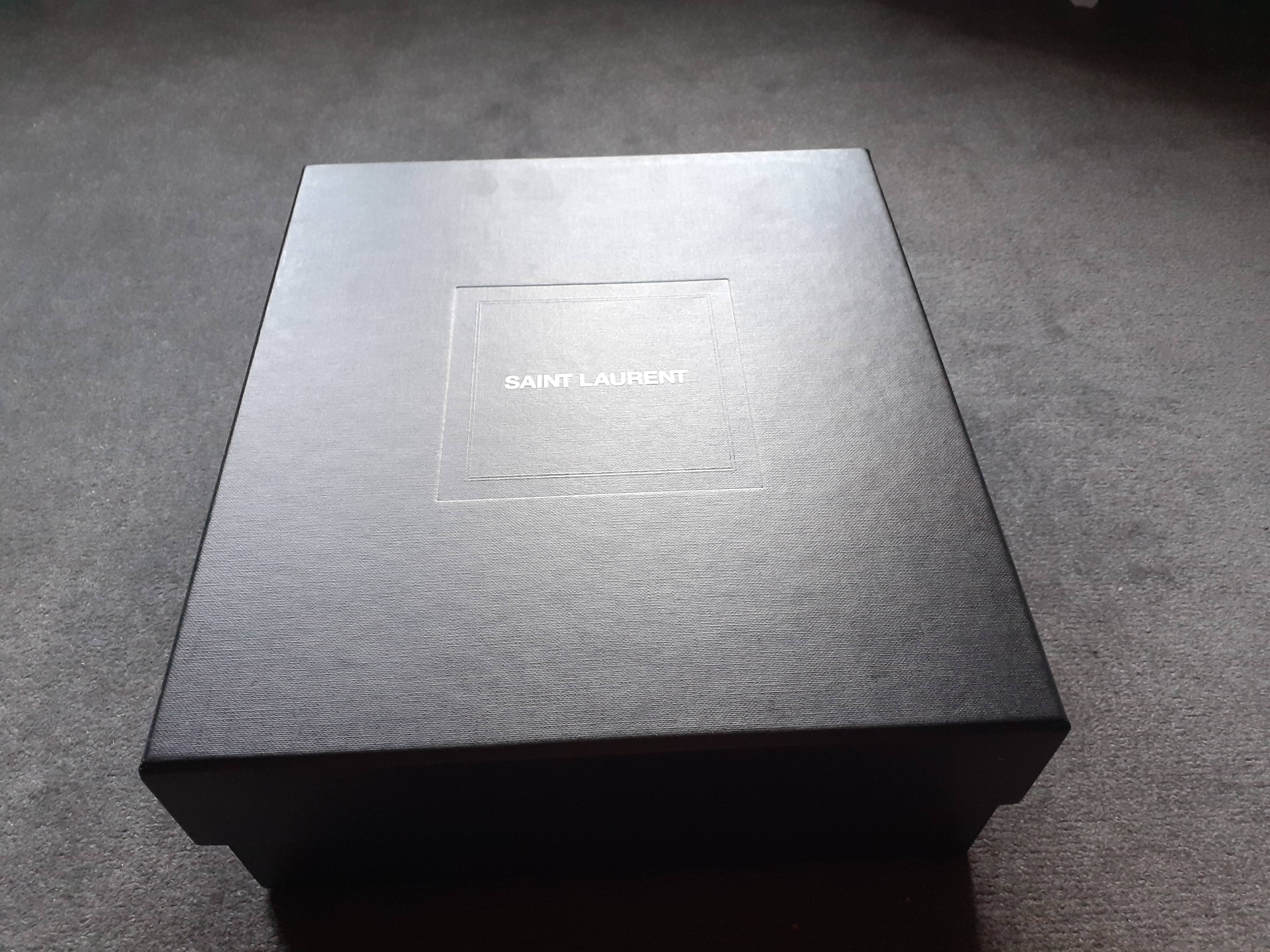 Vends Boite Saint Laurent