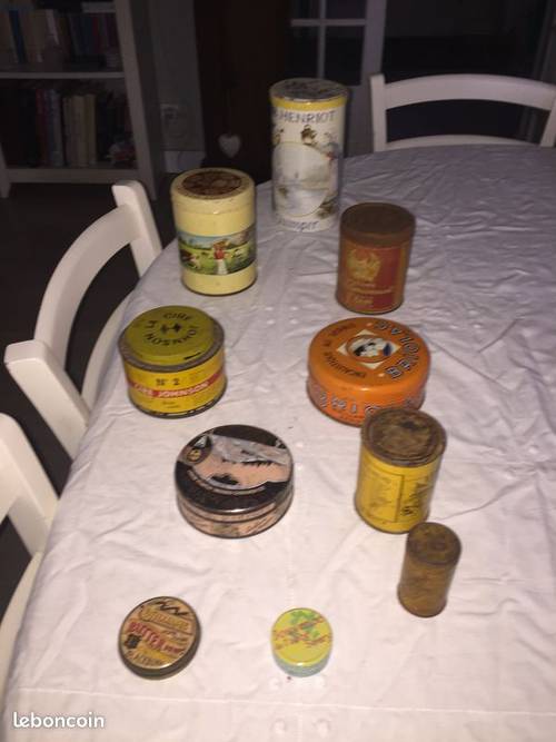 Lot de 31 boîtes anciennes en métal