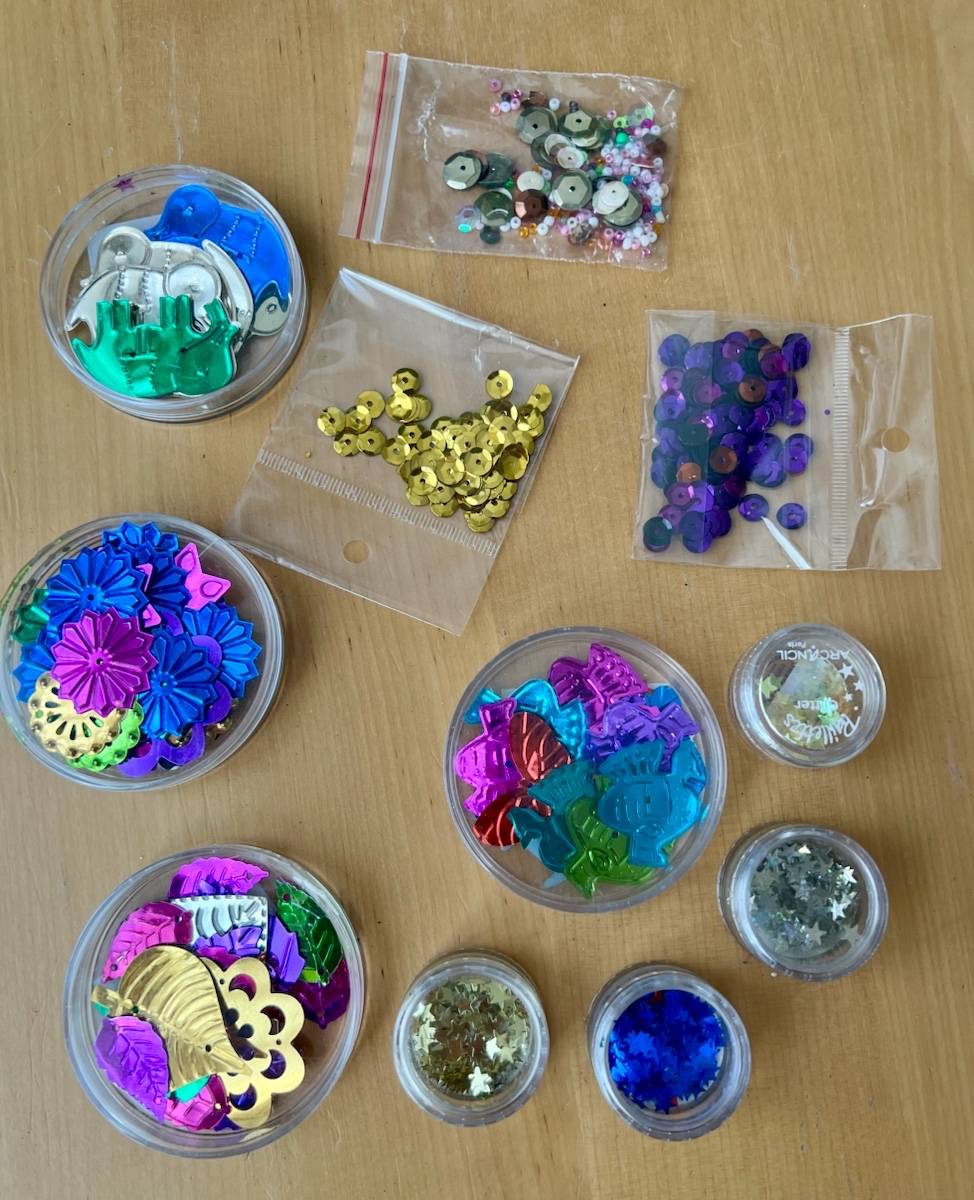 Vends lot de 11 boîtes de paillettes décoratives